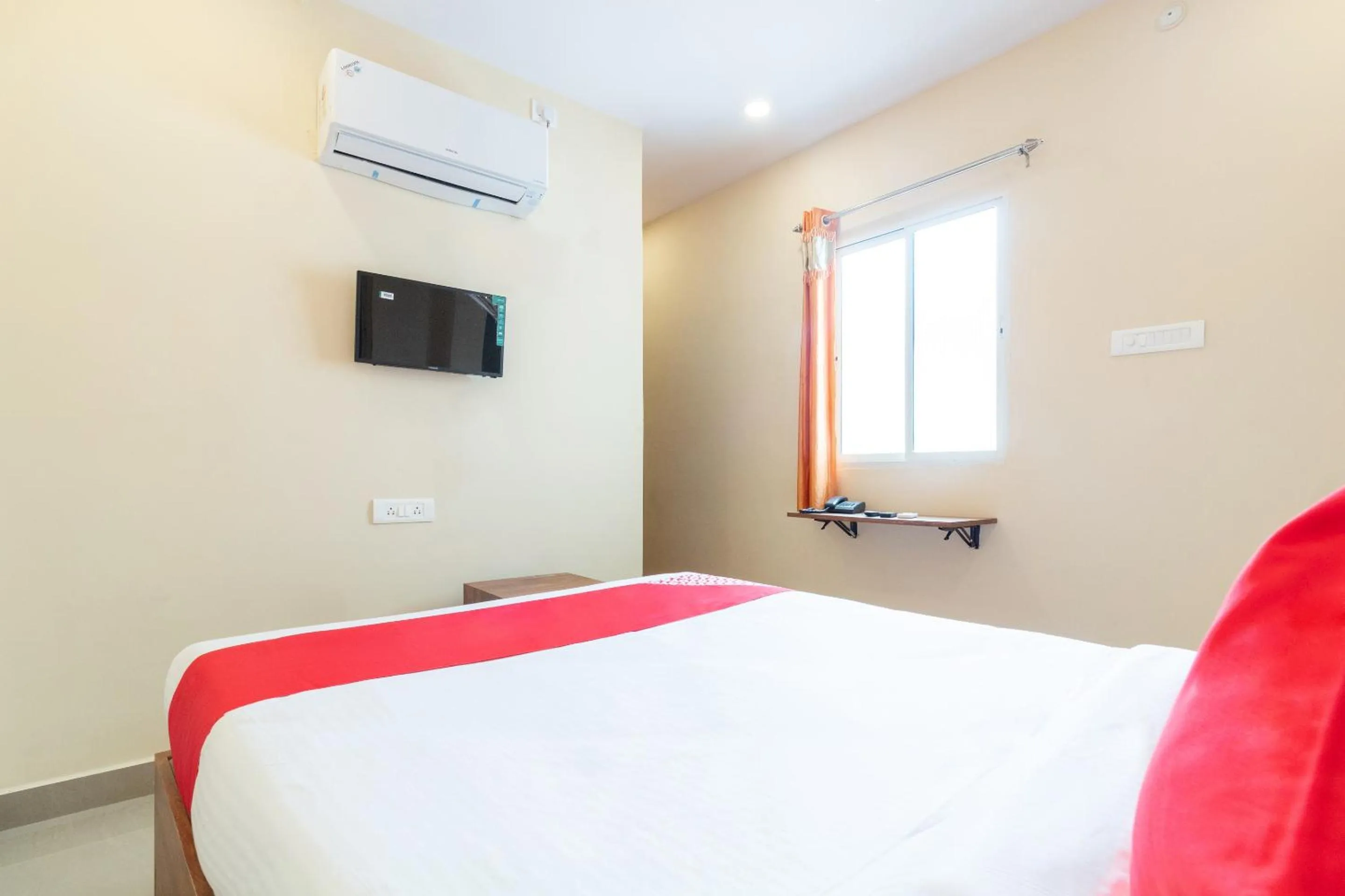 Bathroom, Bed in Hotel O The Gate