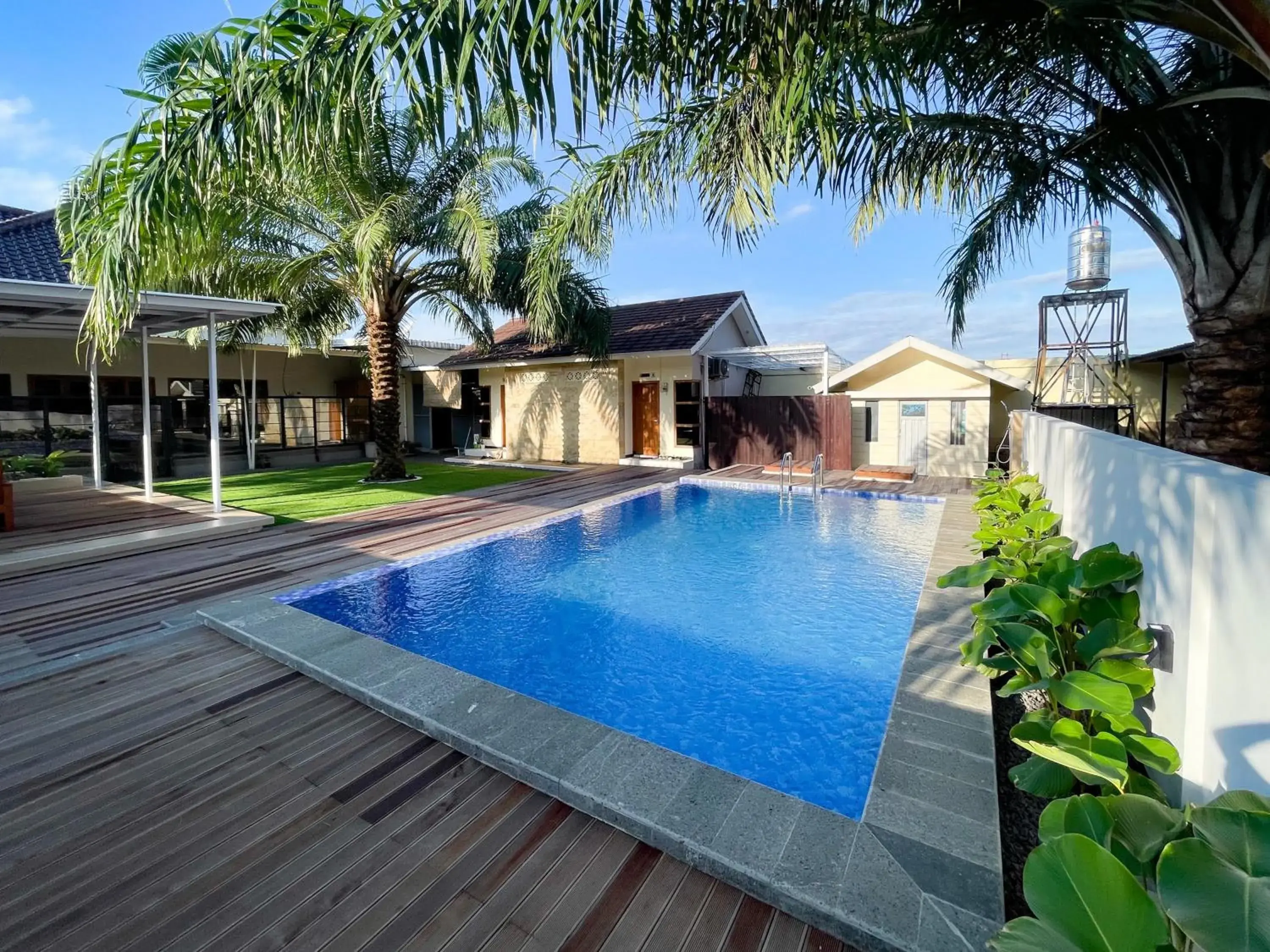 Swimming pool in RedDoorz Syariah Plus near Banyuwangi Airport Swimming pool in RedDoorz Syariah Plus near Banyuwangi Airport