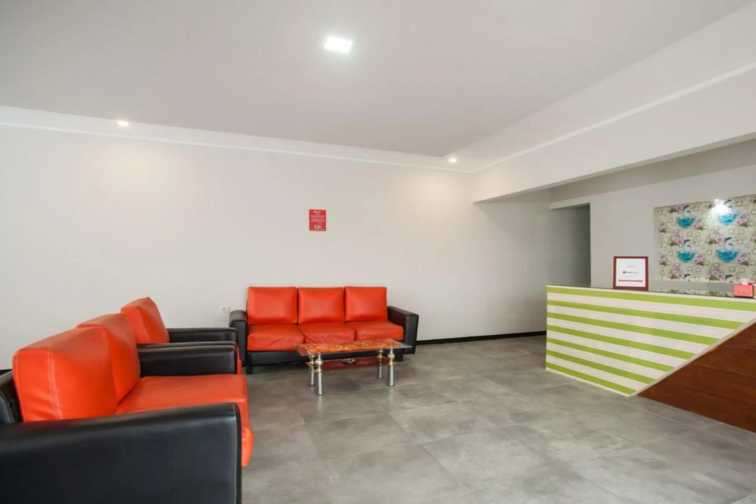 Lobby or reception in RedDoorz Syariah Plus near Banyuwangi Airport Lobby or reception in RedDoorz Syariah Plus near Banyuwangi Airport