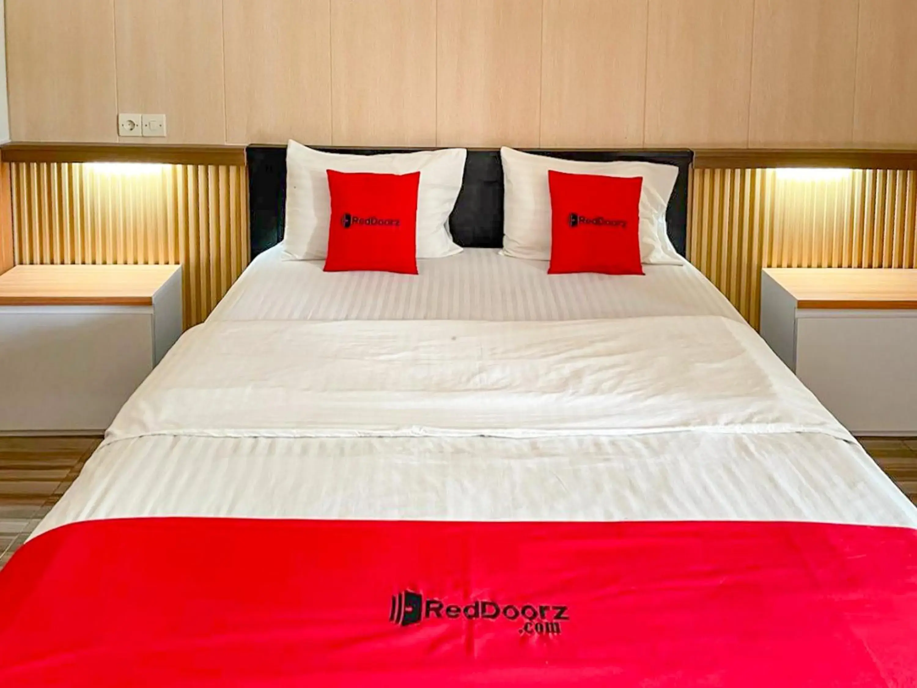 Bedroom, Bed in RedDoorz Syariah Plus near Banyuwangi Airport Bedroom, Bed in RedDoorz Syariah Plus near Banyuwangi Airport