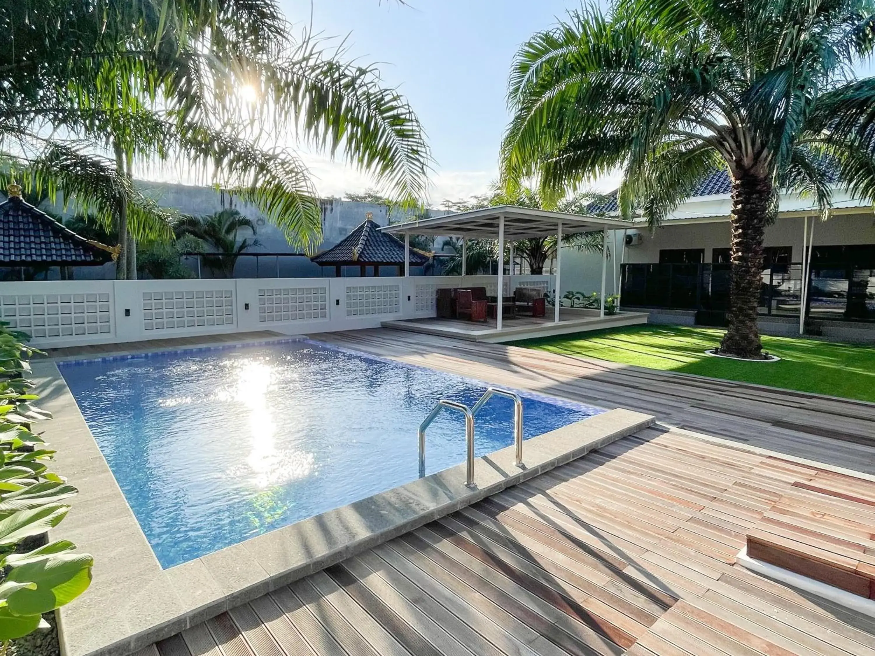 Swimming pool in RedDoorz Syariah Plus near Banyuwangi Airport Swimming pool in RedDoorz Syariah Plus near Banyuwangi Airport