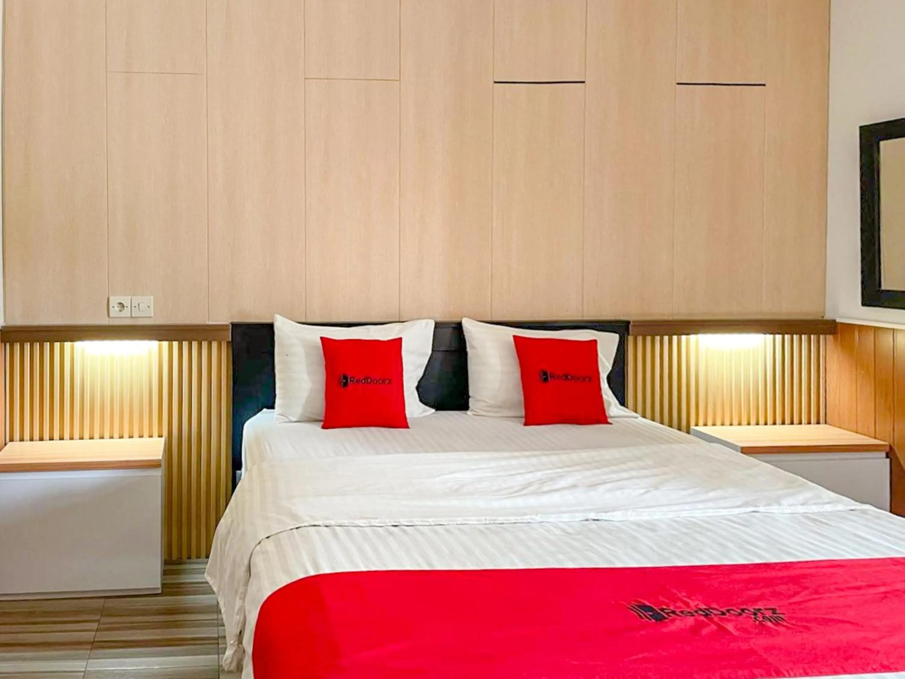 Bedroom, Bed in RedDoorz Syariah Plus near Banyuwangi Airport