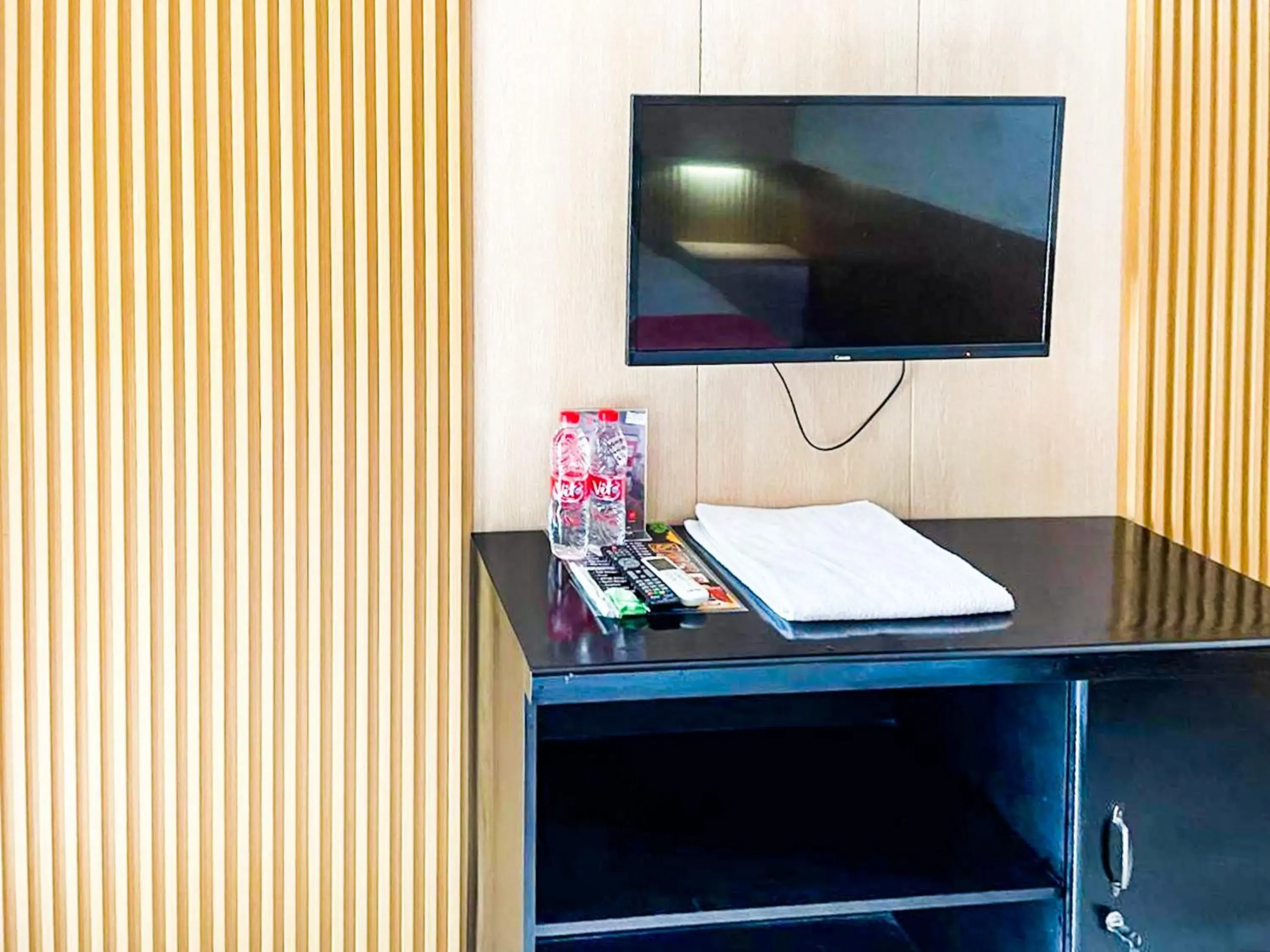 TV and multimedia in RedDoorz Syariah Plus near Banyuwangi Airport TV and multimedia in RedDoorz Syariah Plus near Banyuwangi Airport