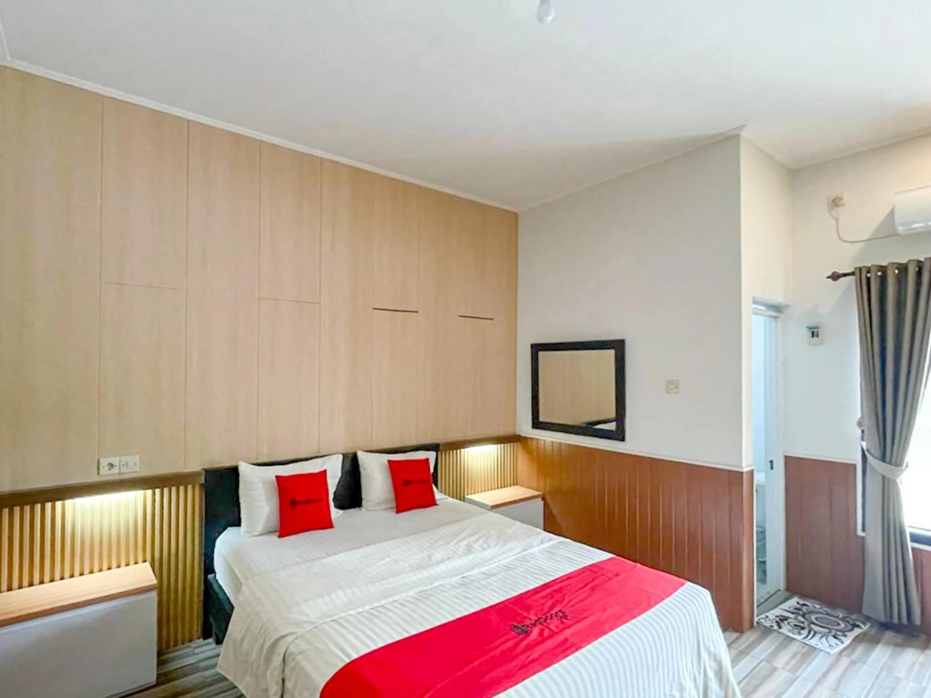 Bedroom, Bed in RedDoorz Syariah Plus near Banyuwangi Airport