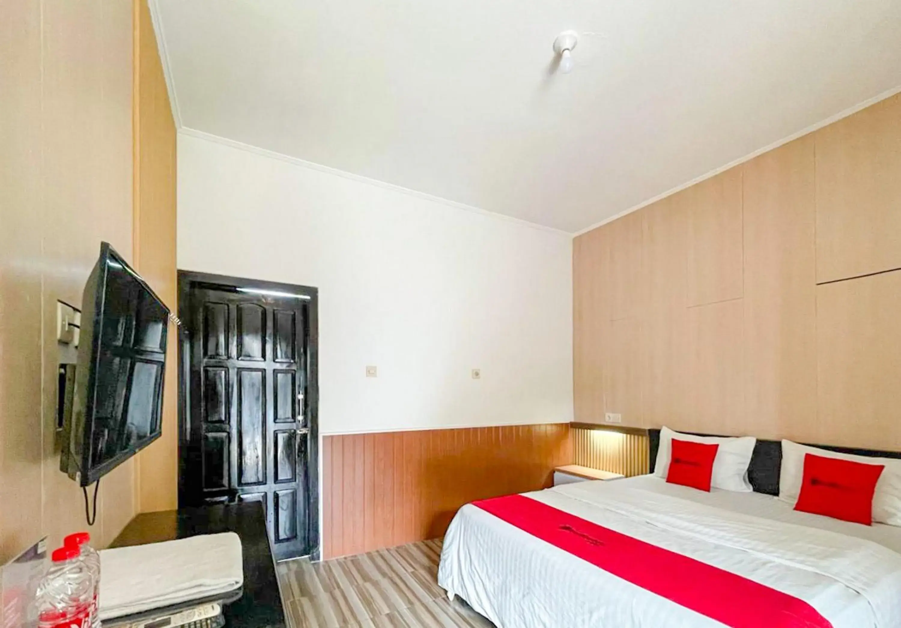 Bedroom, Bed in RedDoorz Syariah Plus near Banyuwangi Airport Bedroom, Bed in RedDoorz Syariah Plus near Banyuwangi Airport