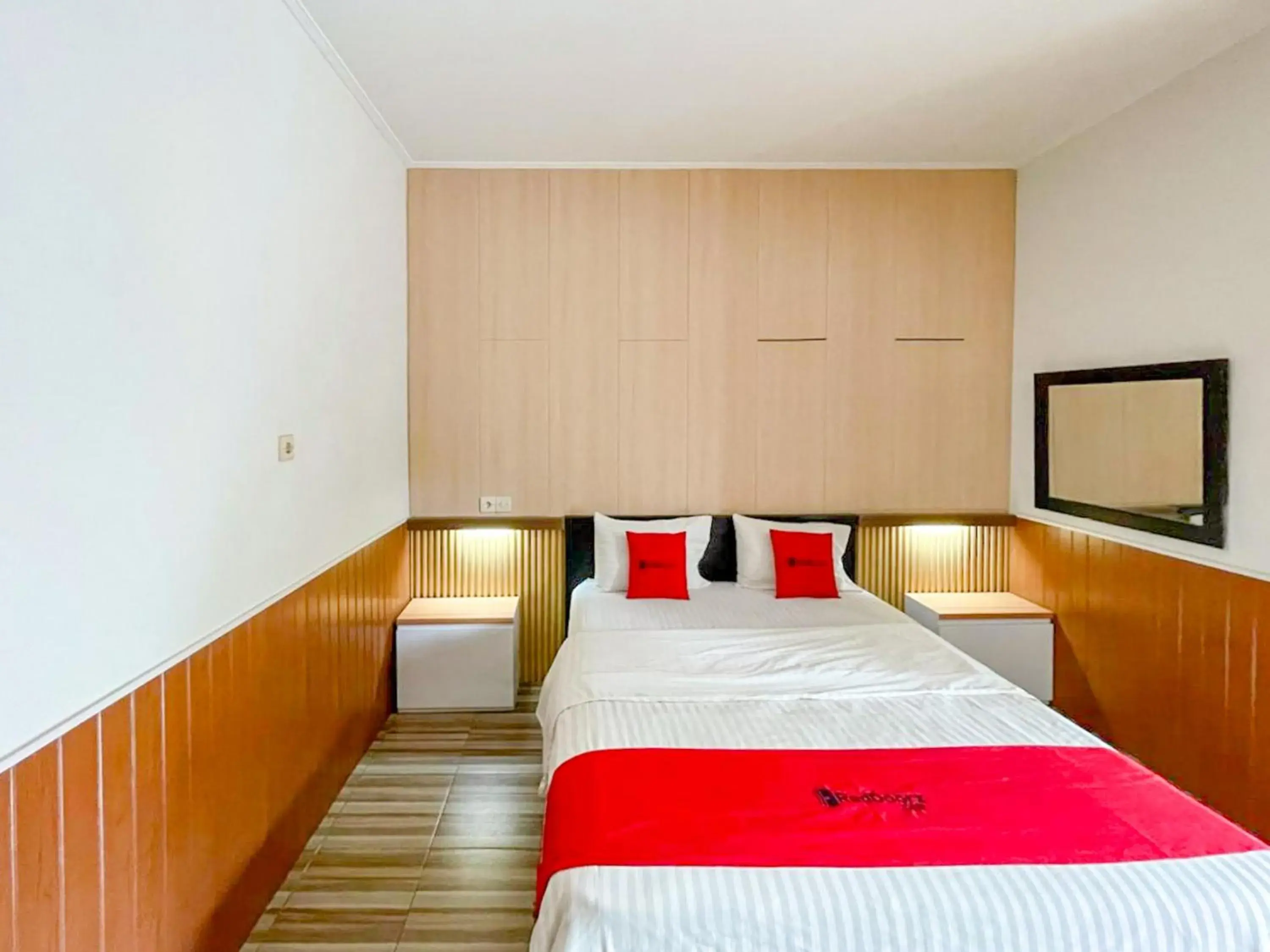 Bedroom, Bed in RedDoorz Syariah Plus near Banyuwangi Airport Bedroom, Bed in RedDoorz Syariah Plus near Banyuwangi Airport