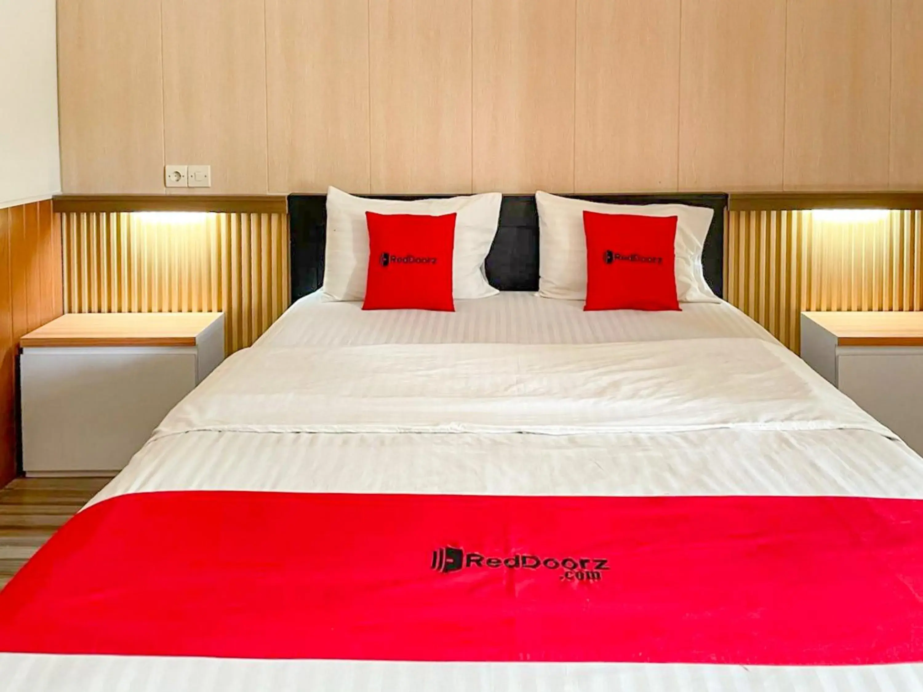 Bedroom, Bed in RedDoorz Syariah Plus near Banyuwangi Airport Bedroom, Bed in RedDoorz Syariah Plus near Banyuwangi Airport