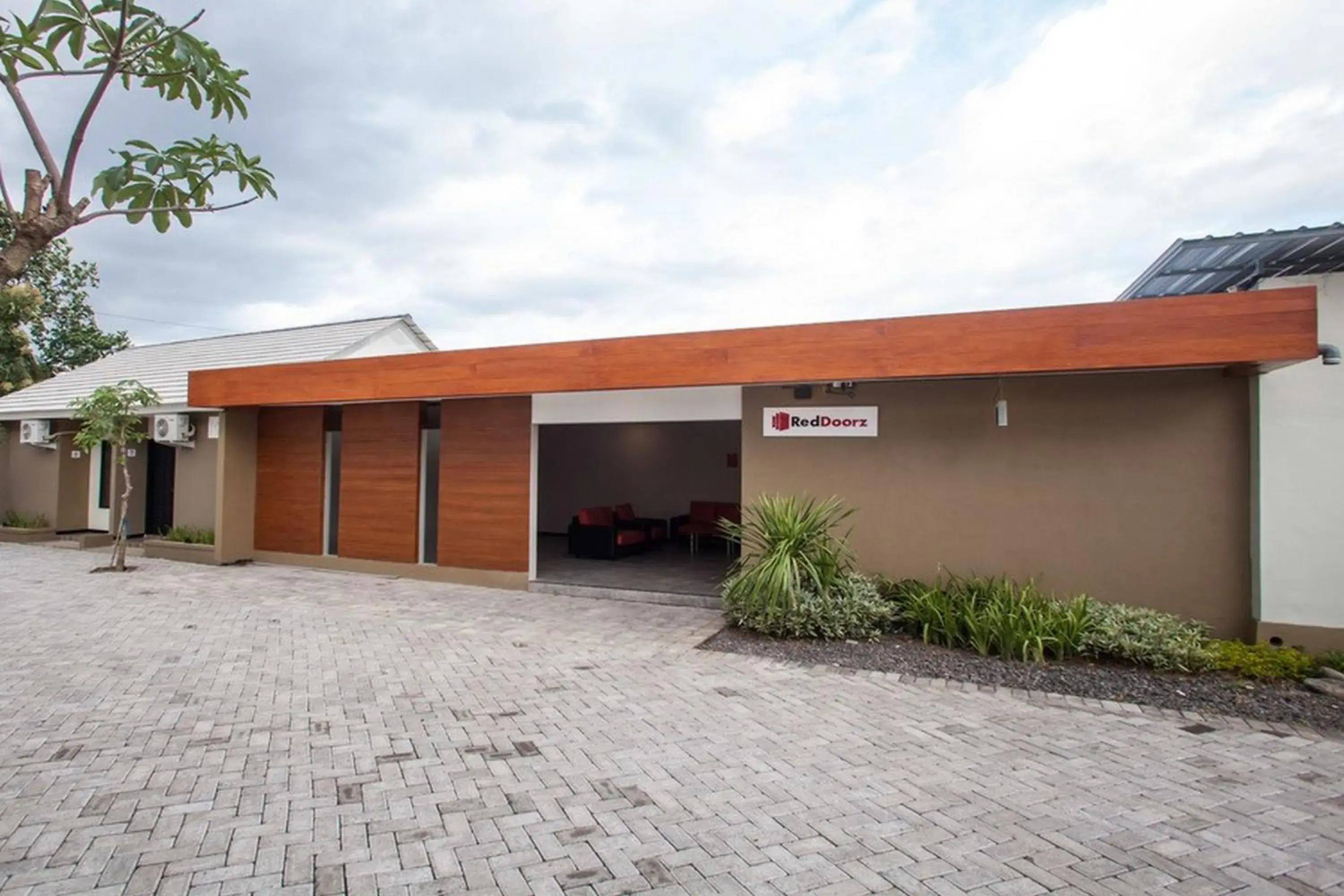 Facade/entrance in RedDoorz Syariah Plus near Banyuwangi Airport Facade/entrance in RedDoorz Syariah Plus near Banyuwangi Airport