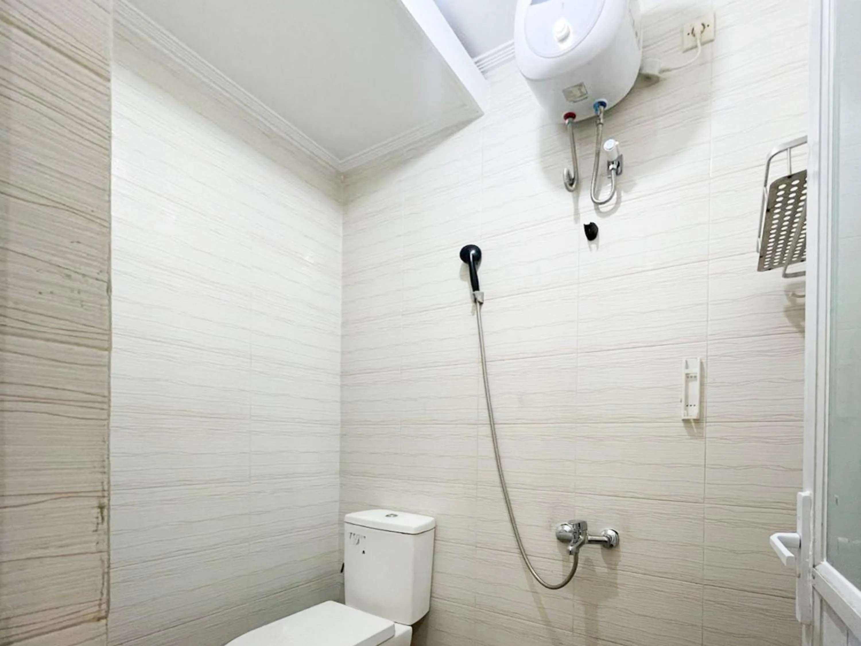 Bathroom in RedDoorz Syariah Plus near Banyuwangi Airport