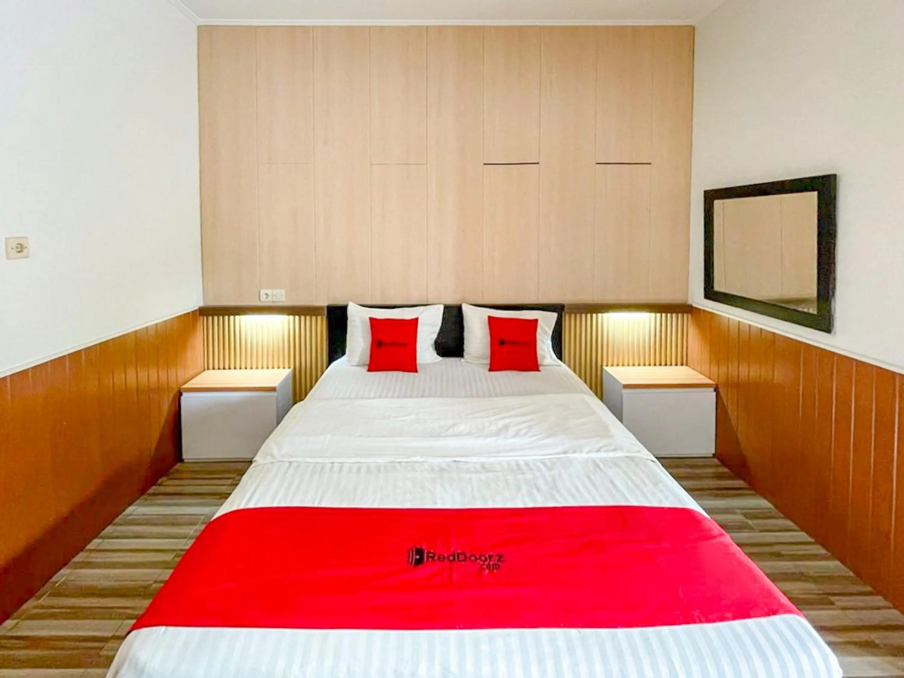 Bedroom, Bed in RedDoorz Syariah Plus near Banyuwangi Airport