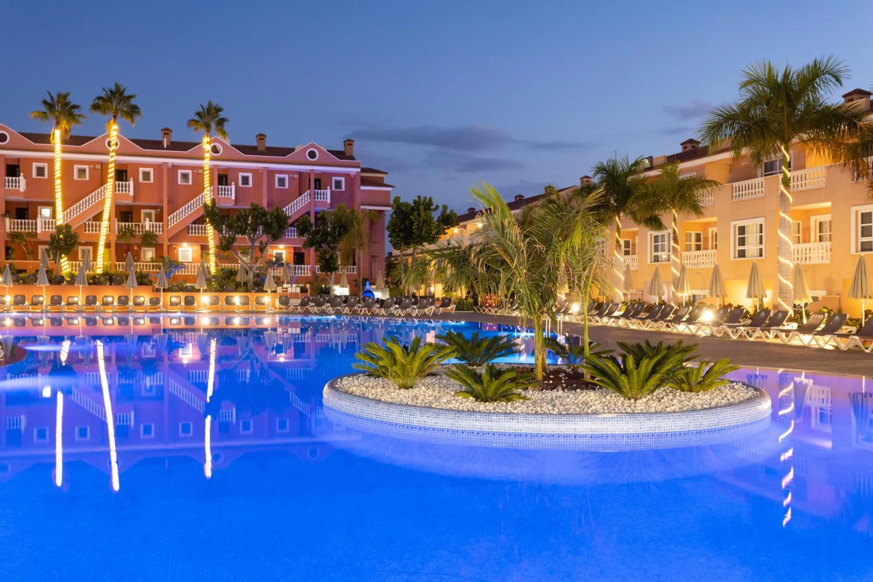 Swimming pool in Hotel El Duque