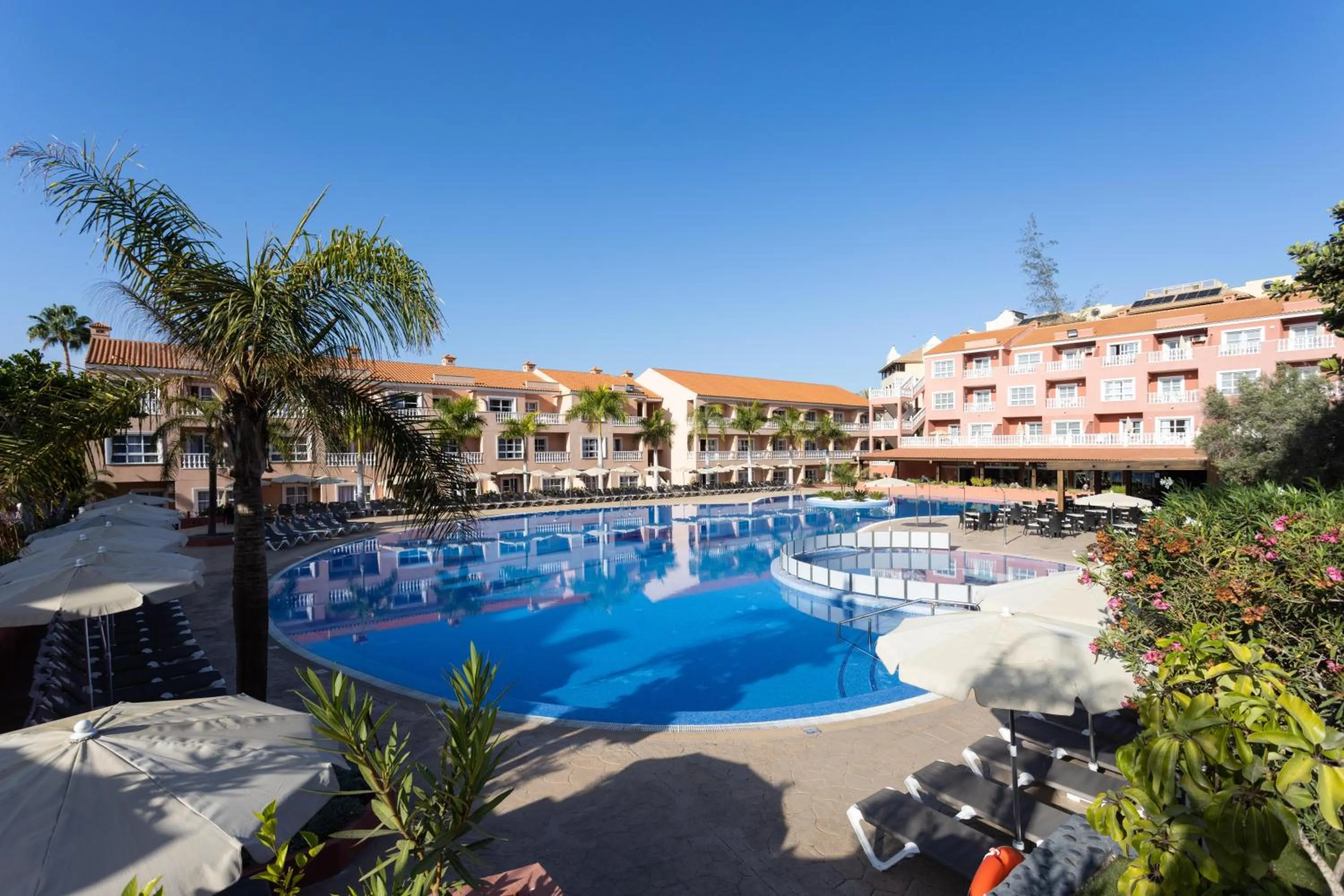 Swimming pool in Hotel El Duque