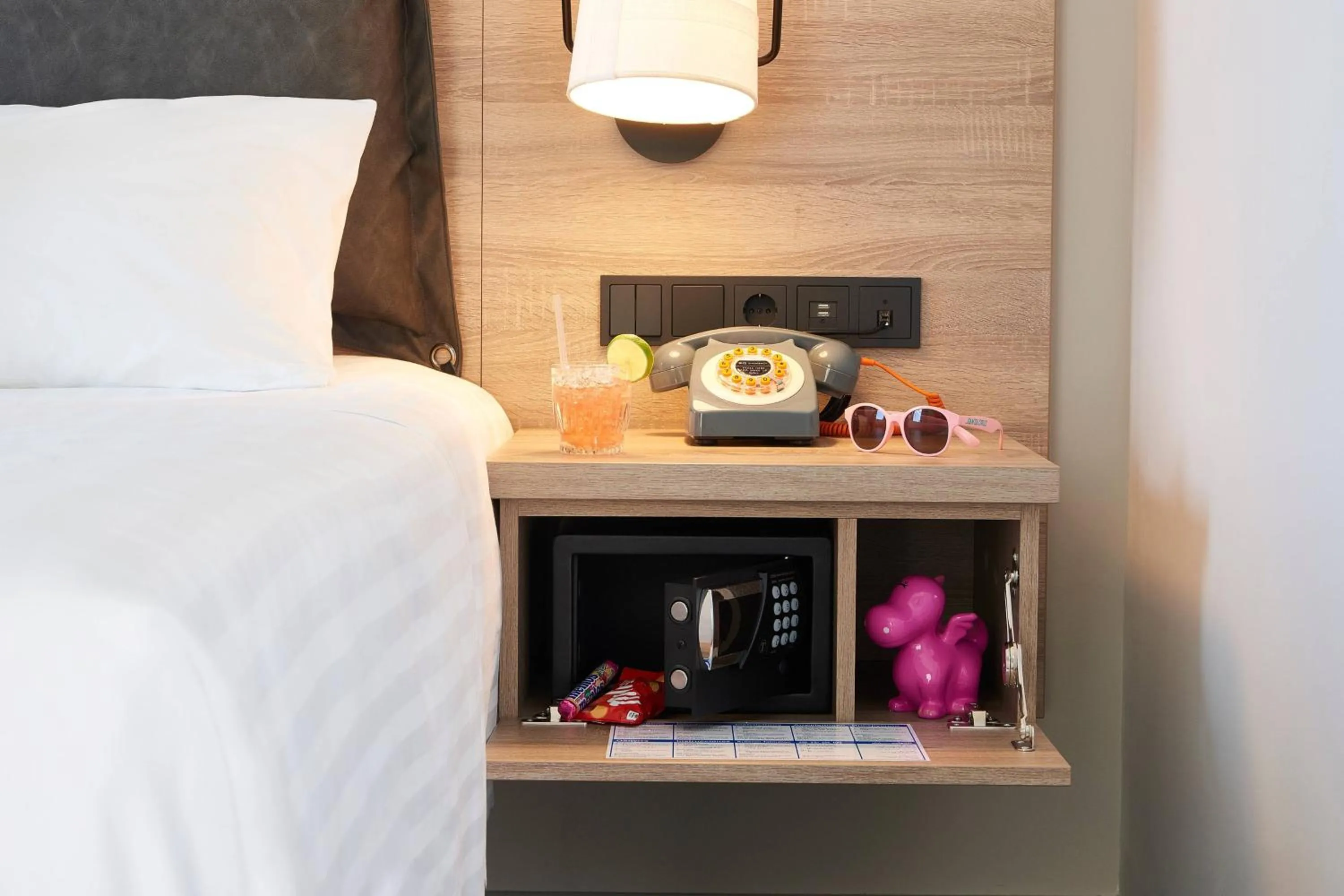 Photo of the whole room, Bed in Moxy Patra Marina