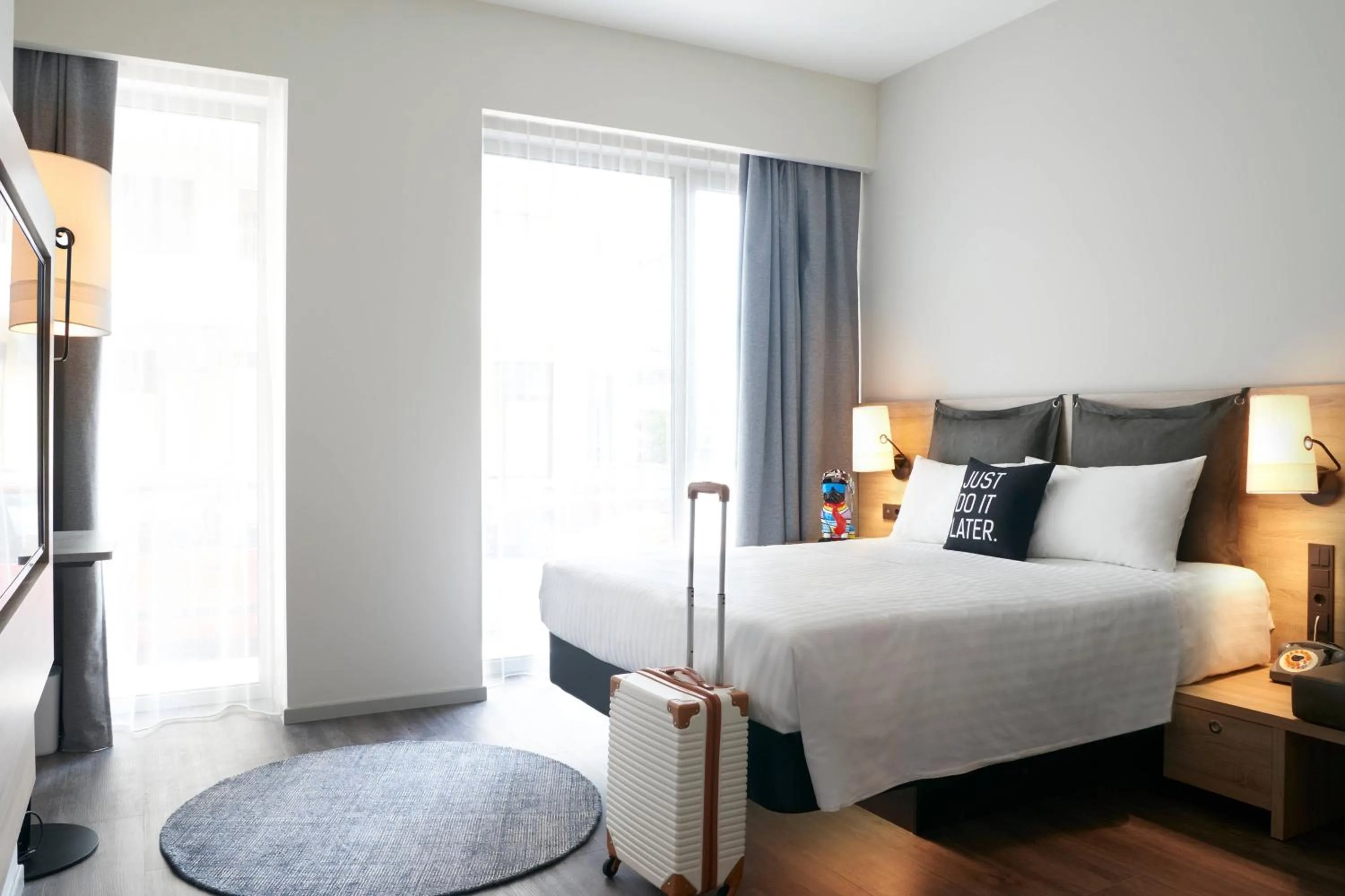 Photo of the whole room, Bed in Moxy Patra Marina