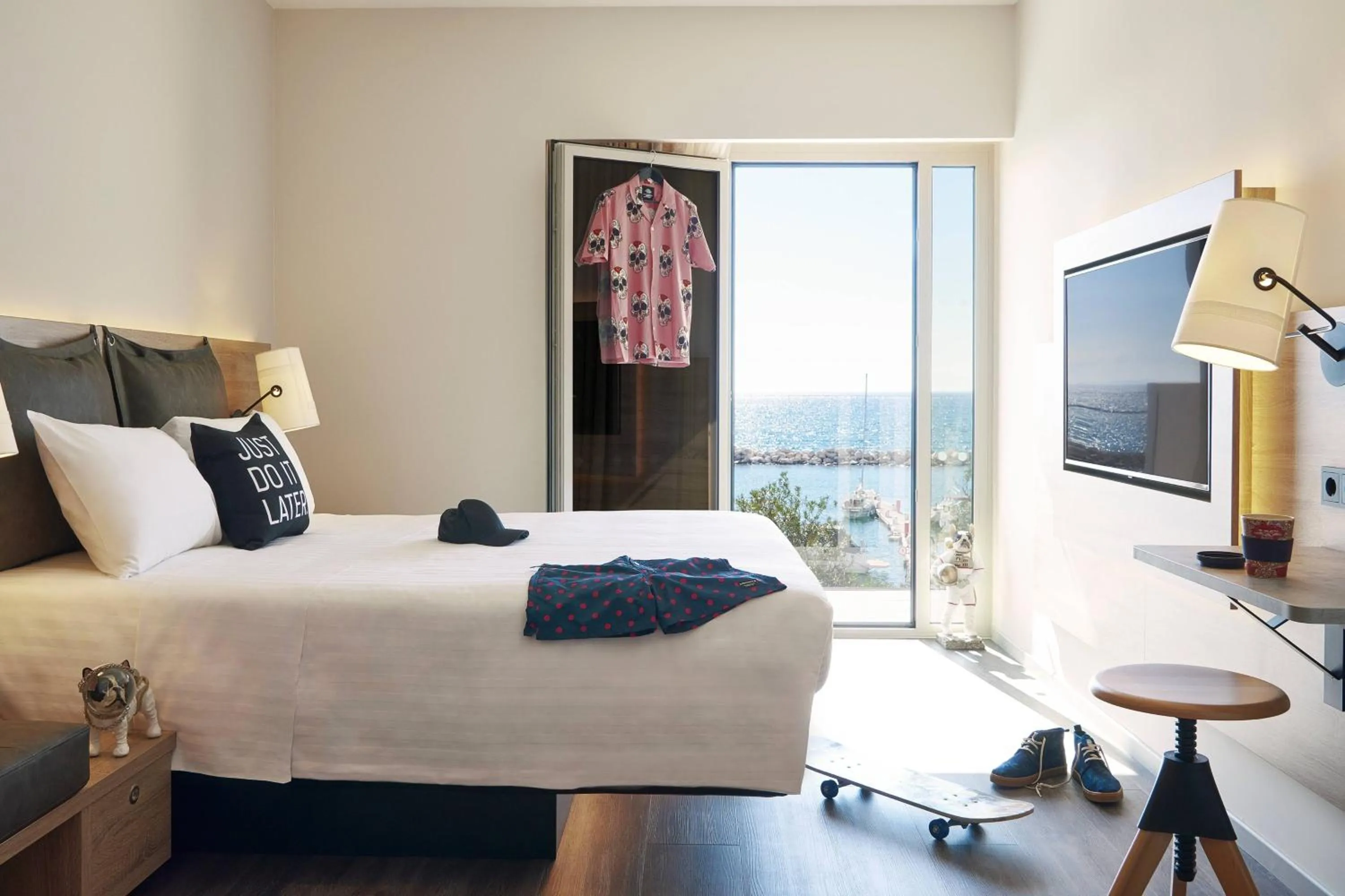 Photo of the whole room, Bed in Moxy Patra Marina