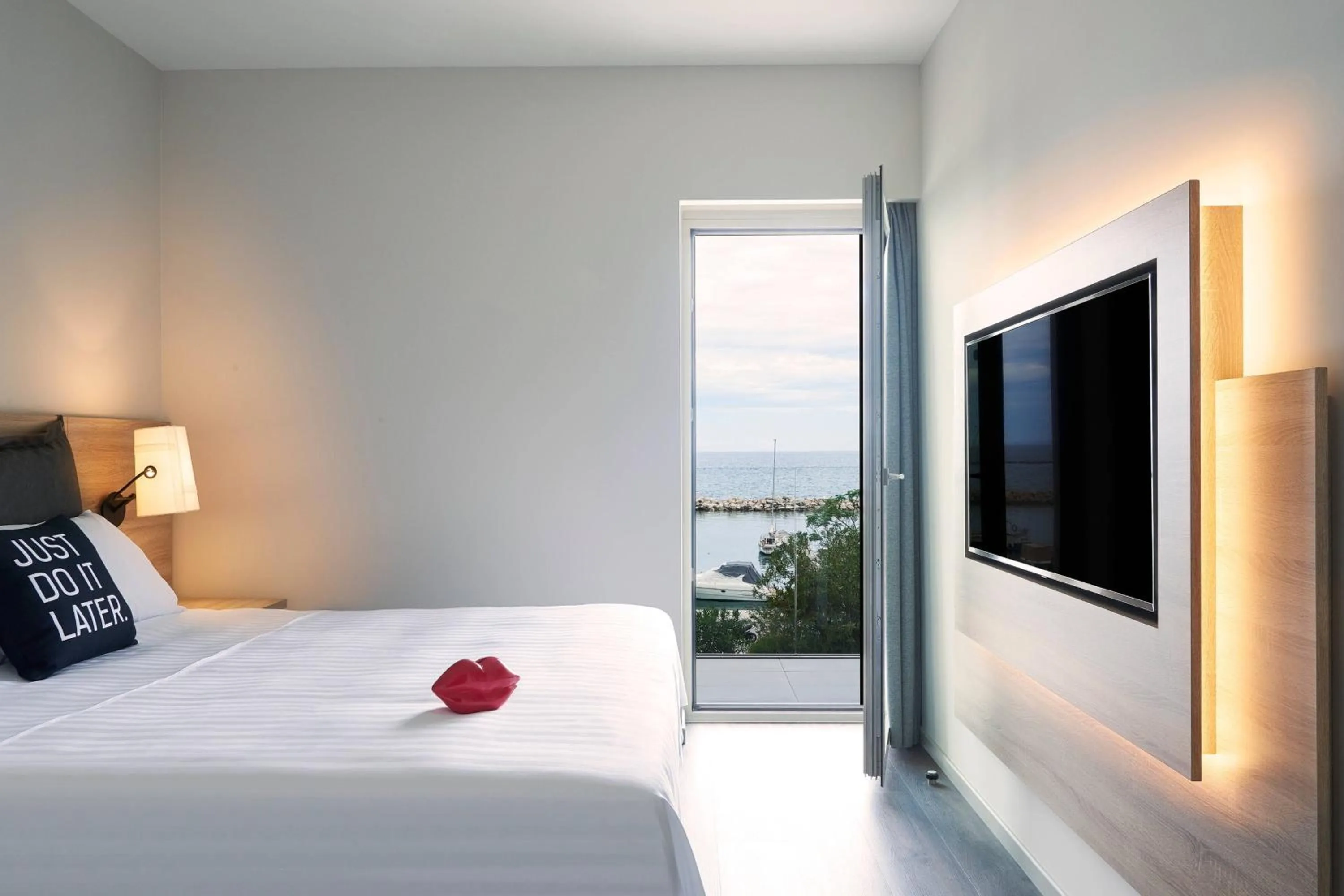 Photo of the whole room, Bed in Moxy Patra Marina