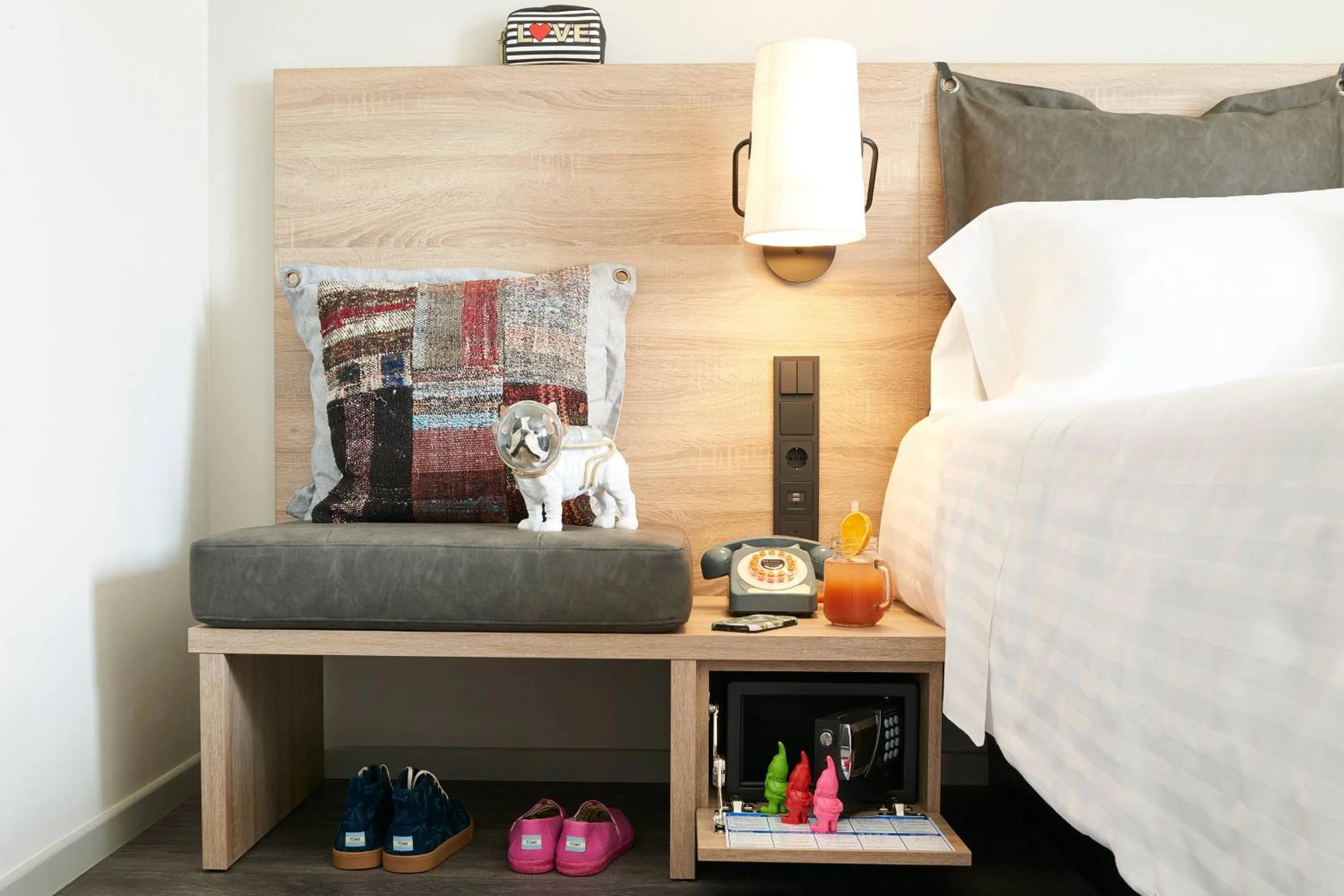 Photo of the whole room, Bed in Moxy Patra Marina