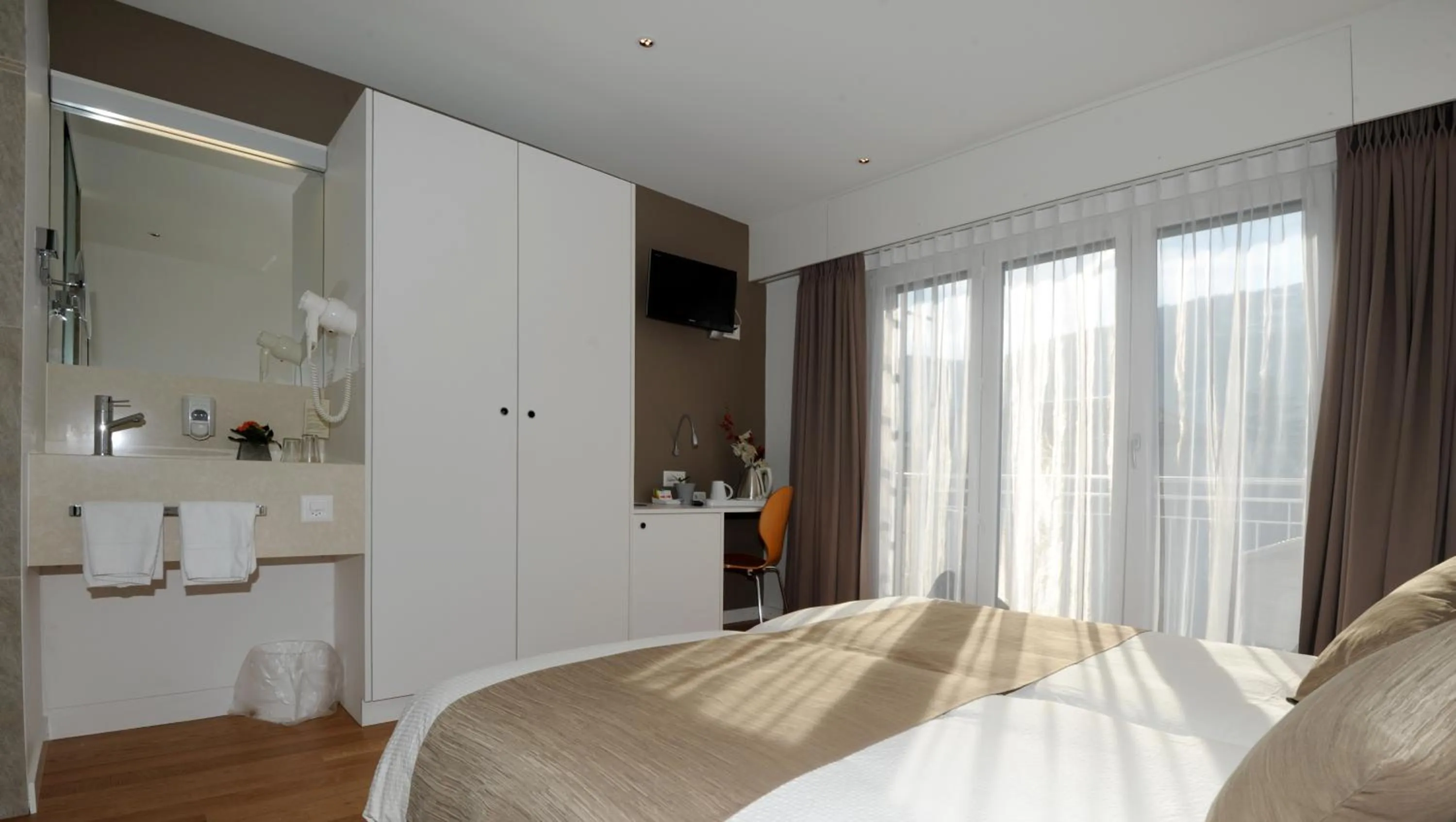 Photo of the whole room, Bed in Hôtel Elite