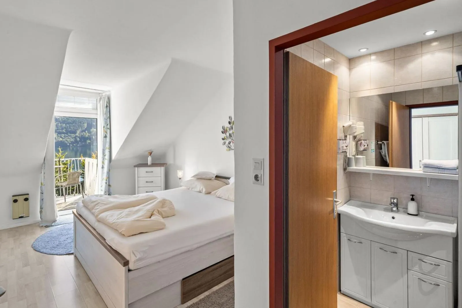 Bathroom, Bed in Hotel Nikolasch