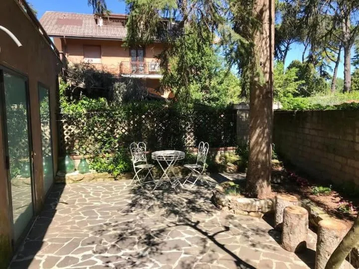Property building in Loft con giardino in zona Appia Antica