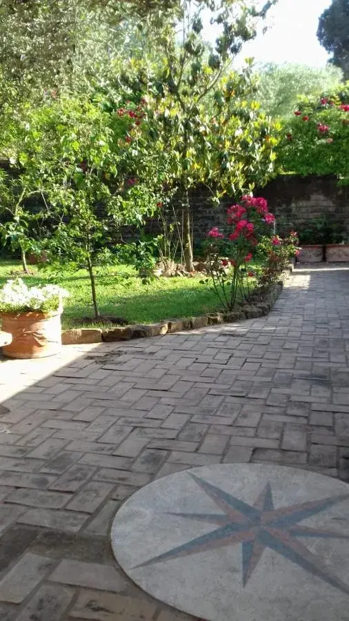 Loft con giardino in zona Appia Antica Loft con giardino in zona Appia Antica