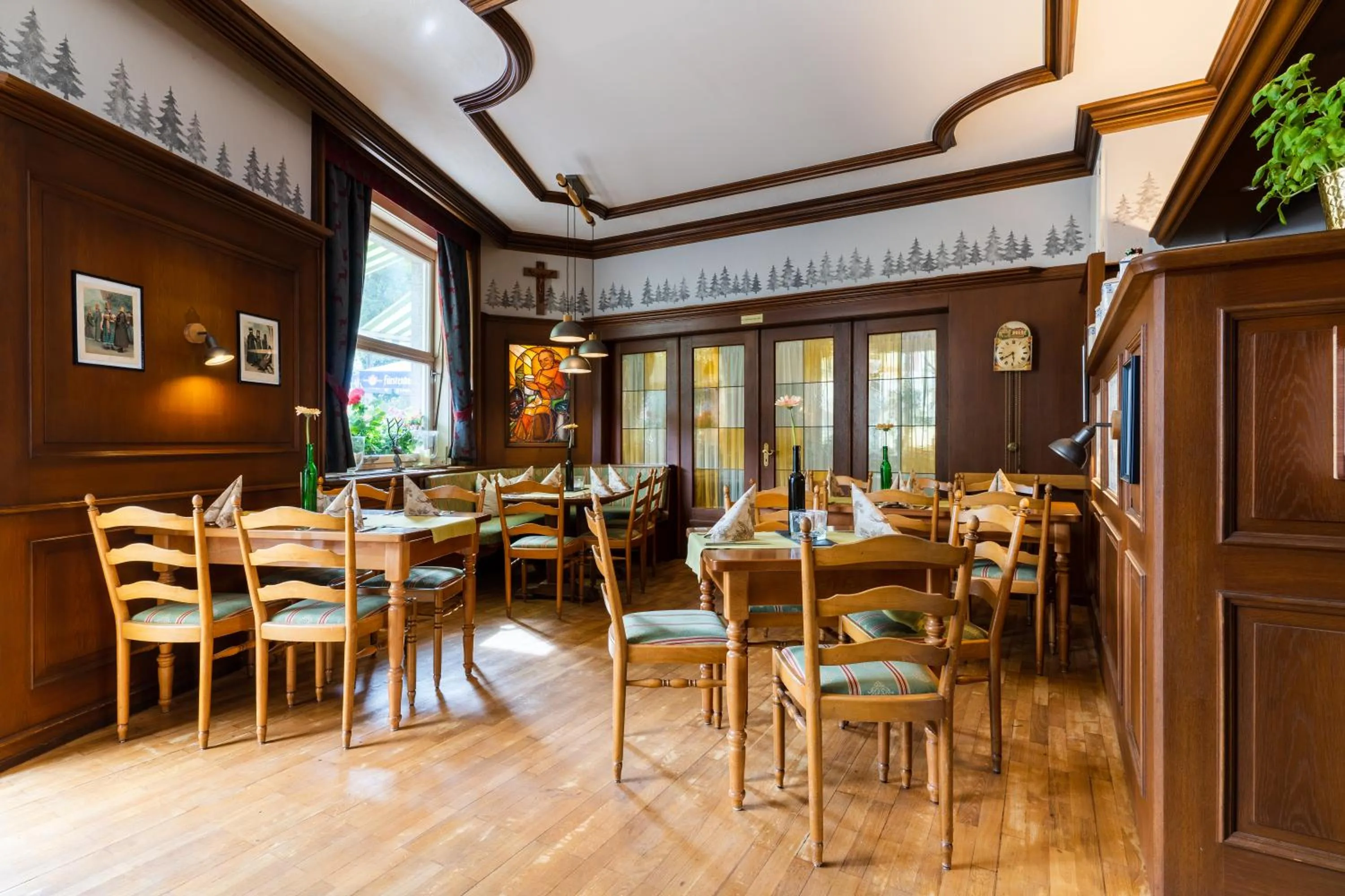 Restaurant/places to eat in Dom-Hotel