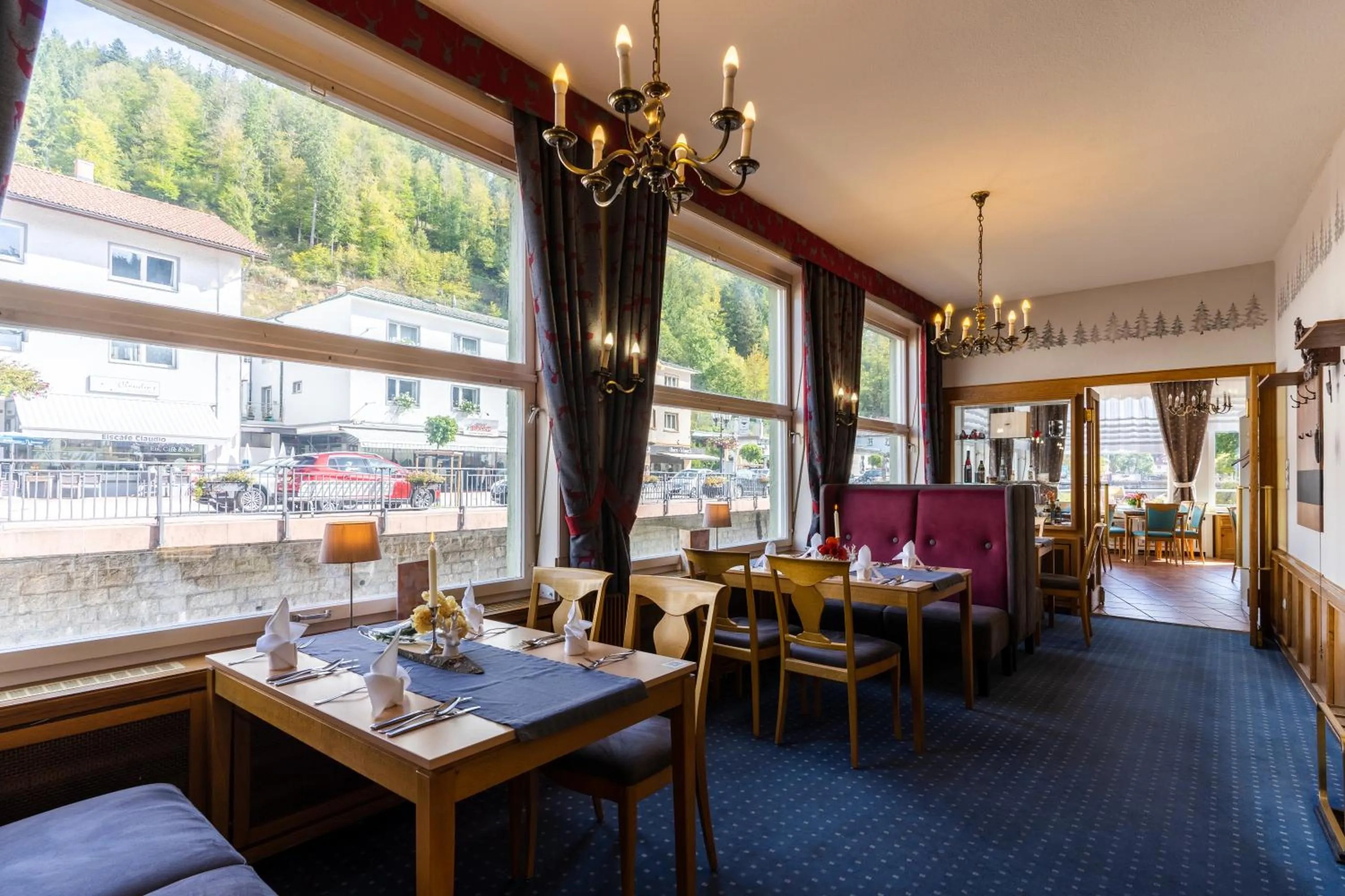 Restaurant/places to eat in Dom-Hotel