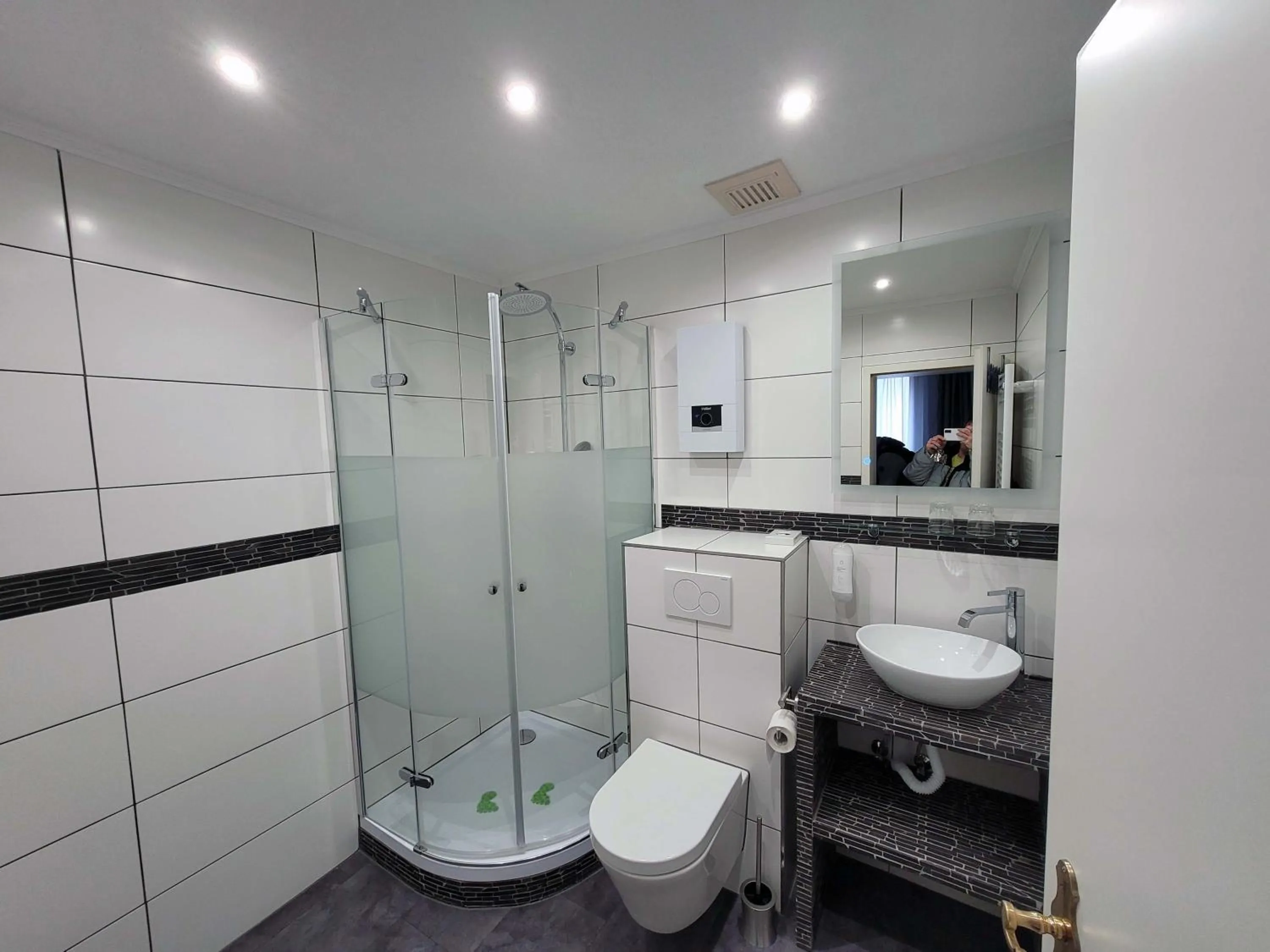 Shower in Hotel Restaurant Adria Kroatien