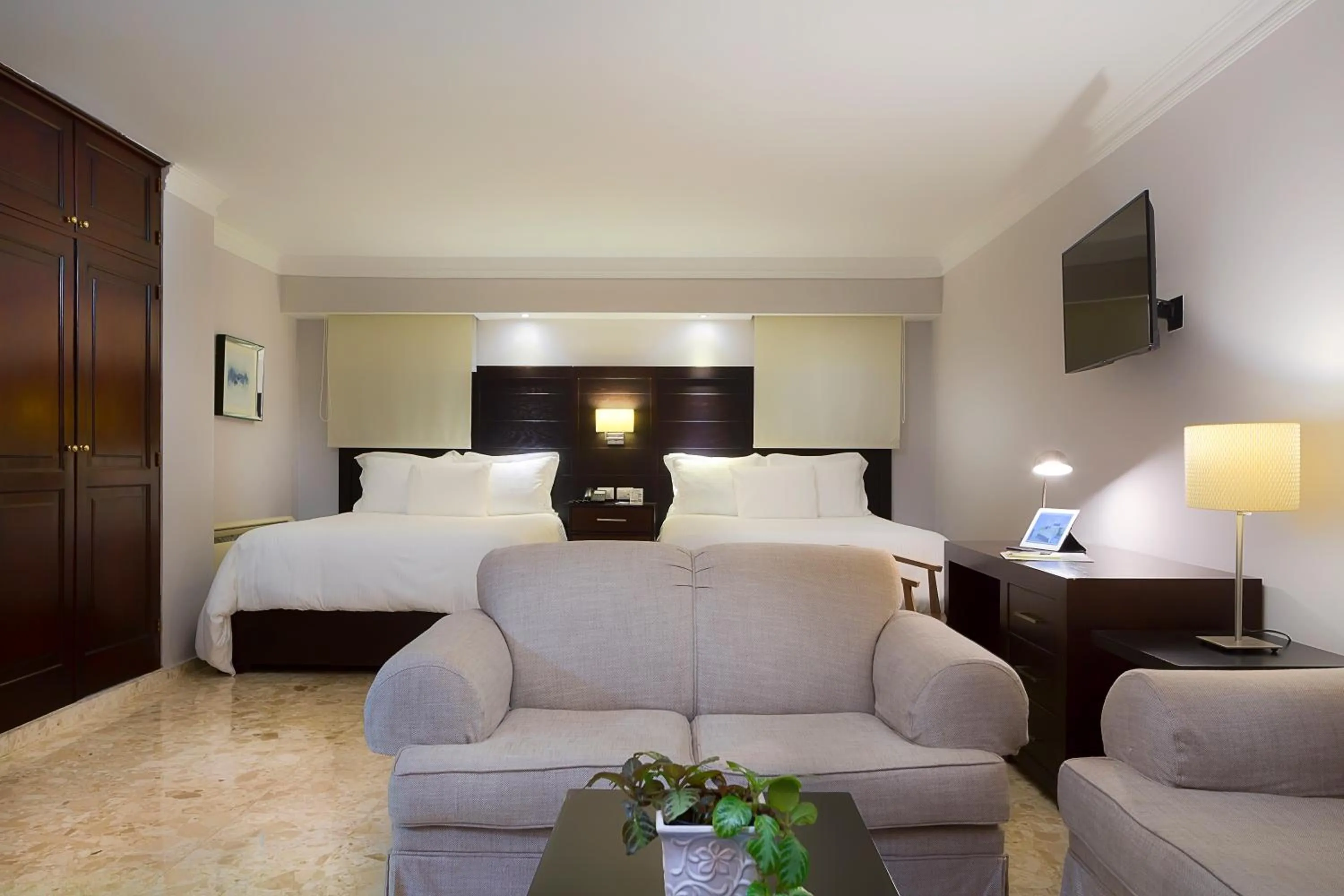 Living room, Bed in Plaza Florida Suites