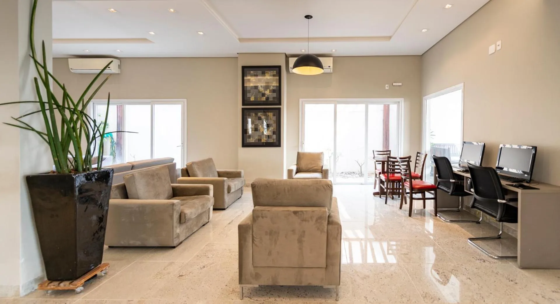 Living room in Hotel Tainá - Aeroporto Cuiabá