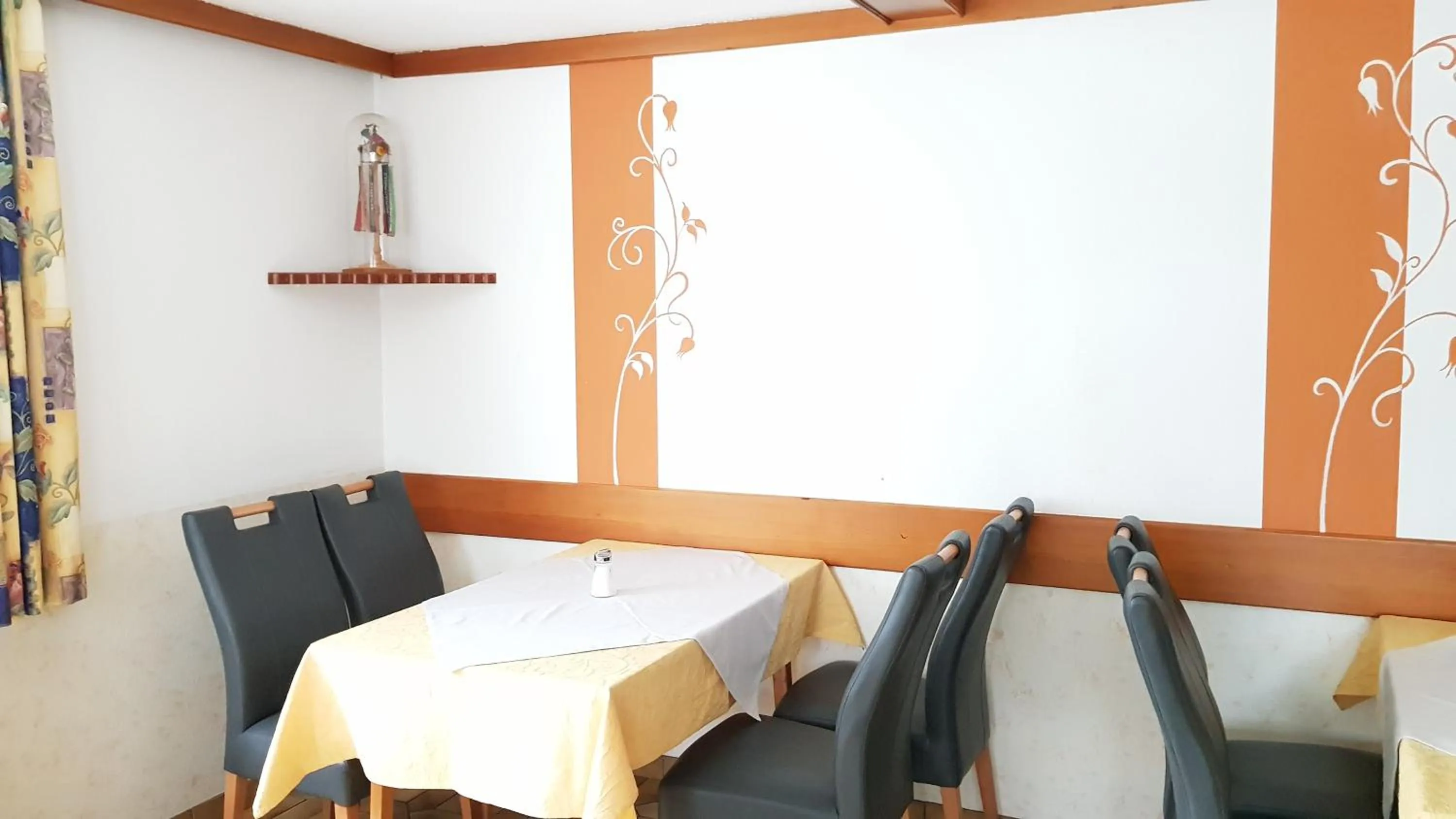 Restaurant/places to eat in Roseggerhof