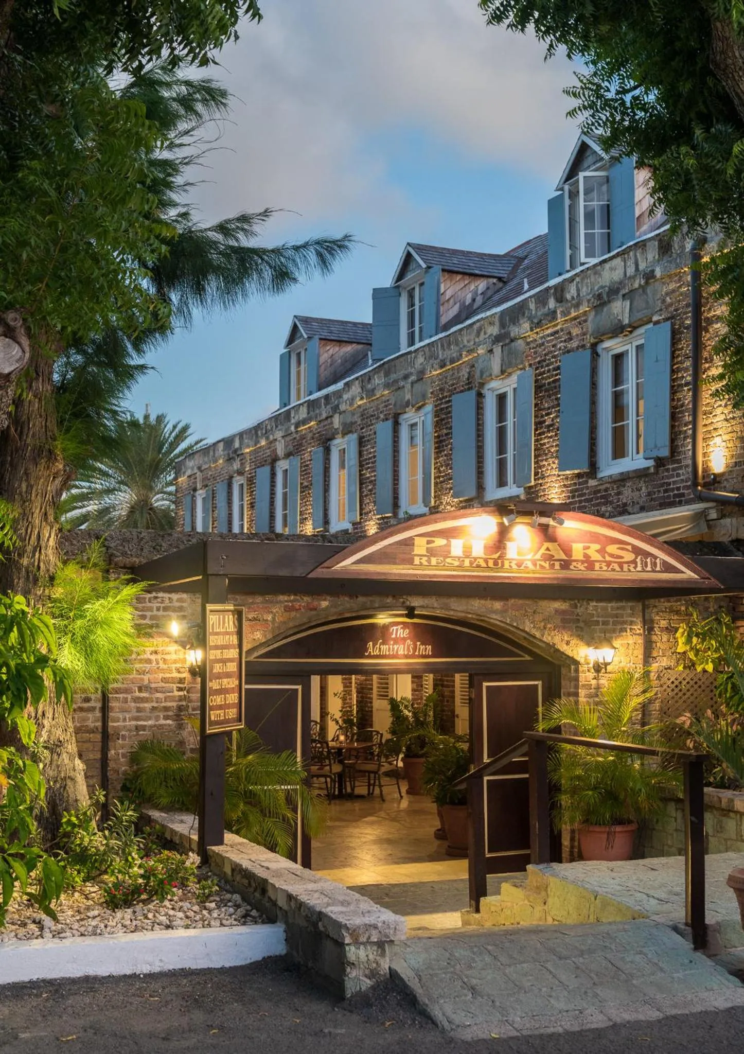 Facade/entrance in Admiral's Inn and Gunpowder Suites