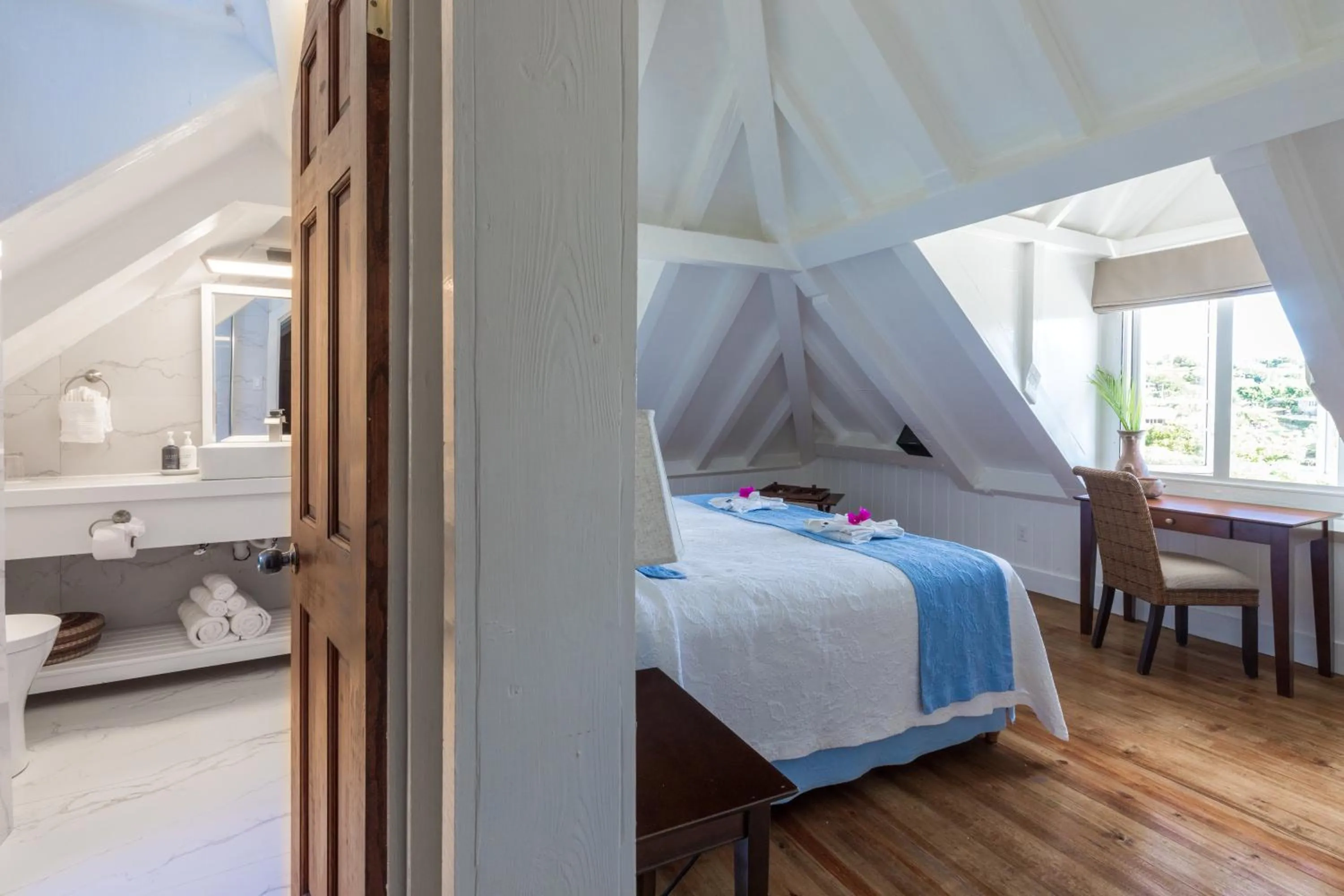 Bed in Admiral's Inn and Gunpowder Suites