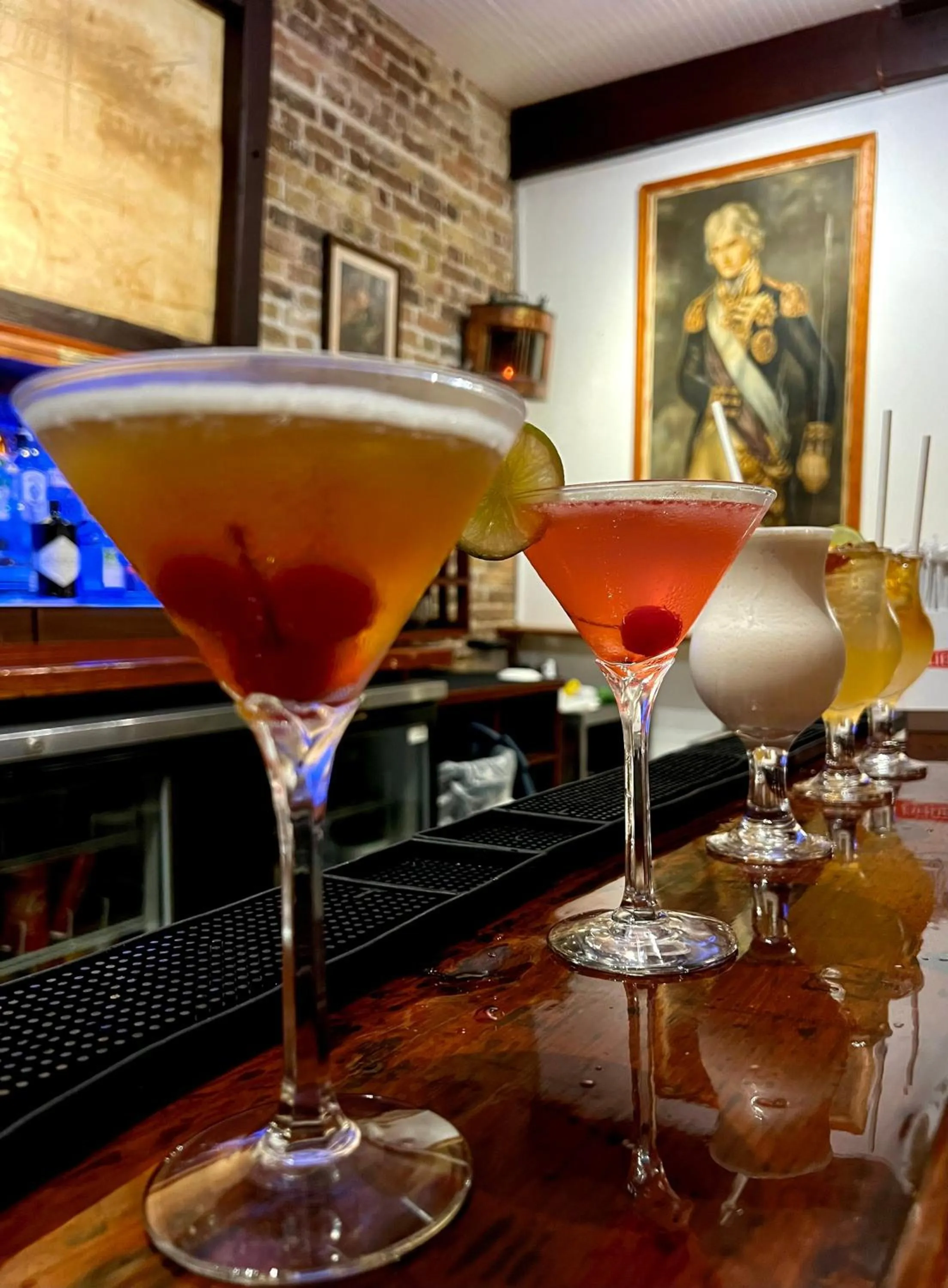 Lounge or bar in Admiral's Inn and Gunpowder Suites