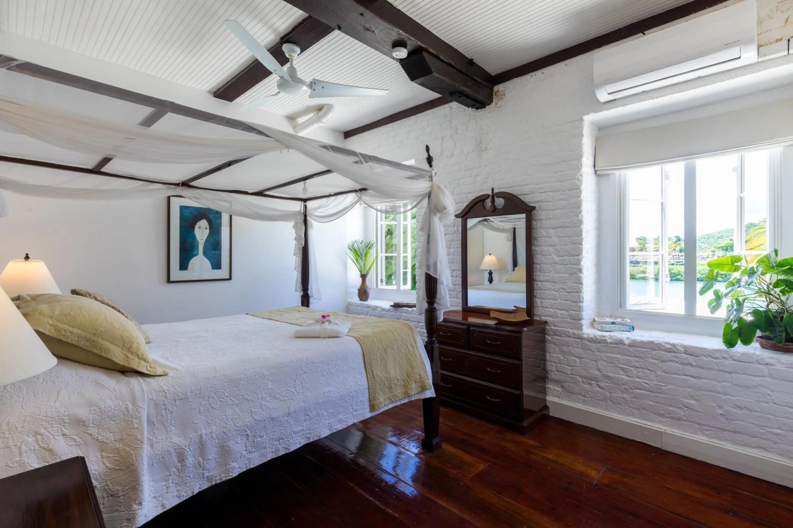 Bed in Admiral's Inn and Gunpowder Suites