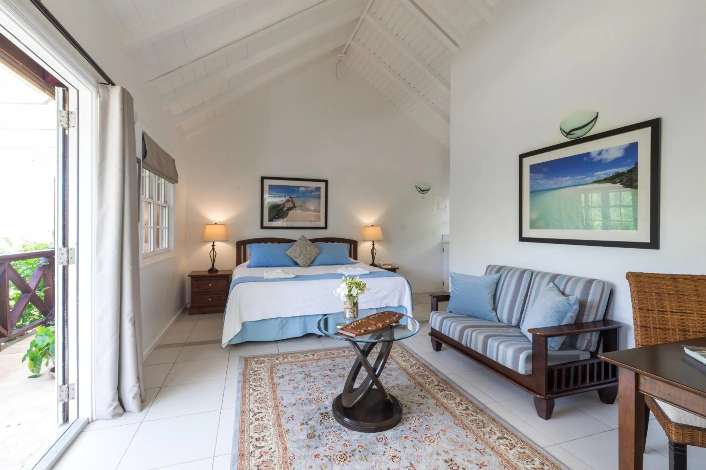 Bed in Admiral's Inn and Gunpowder Suites