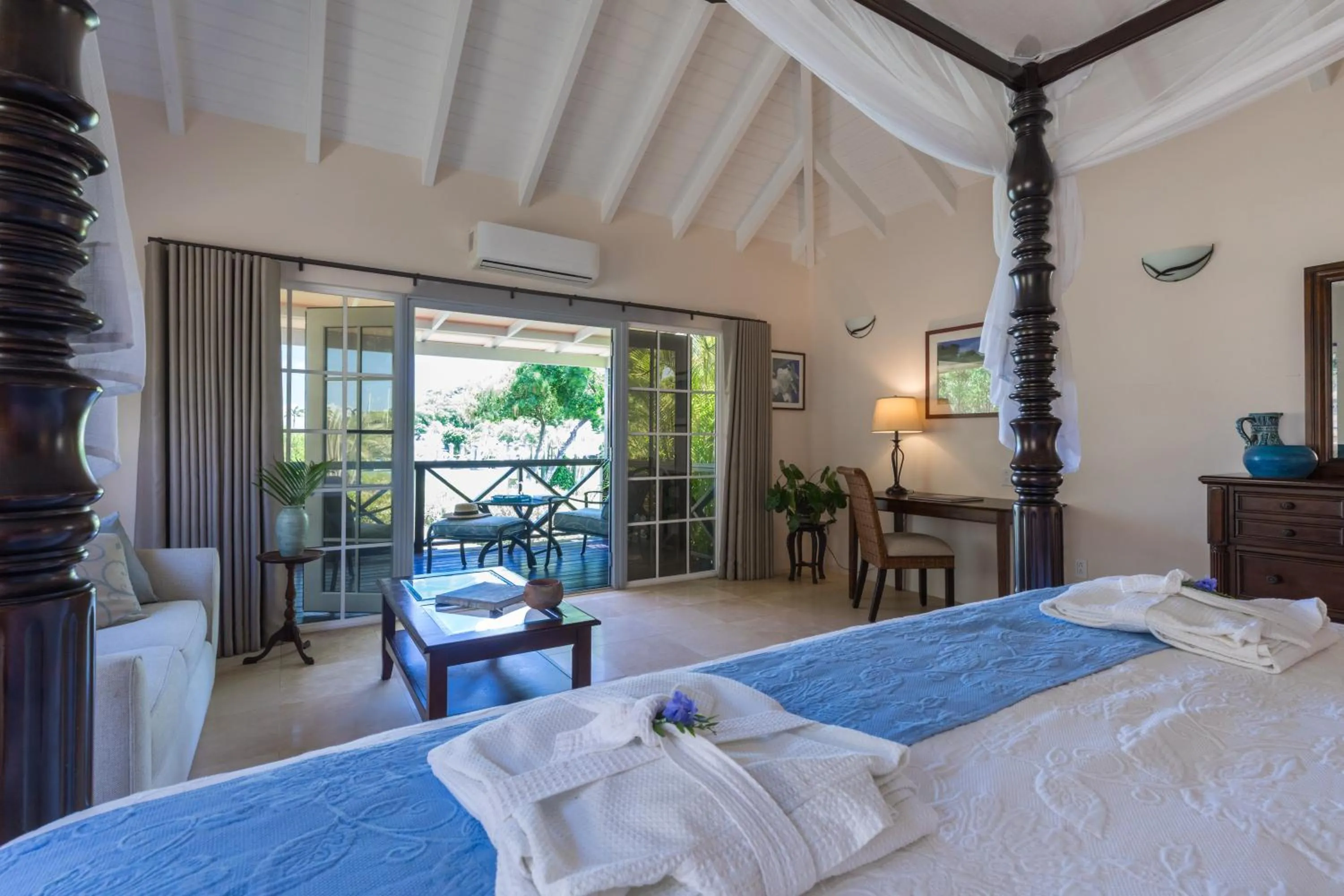 Bedroom, Bed in Admiral's Inn and Gunpowder Suites