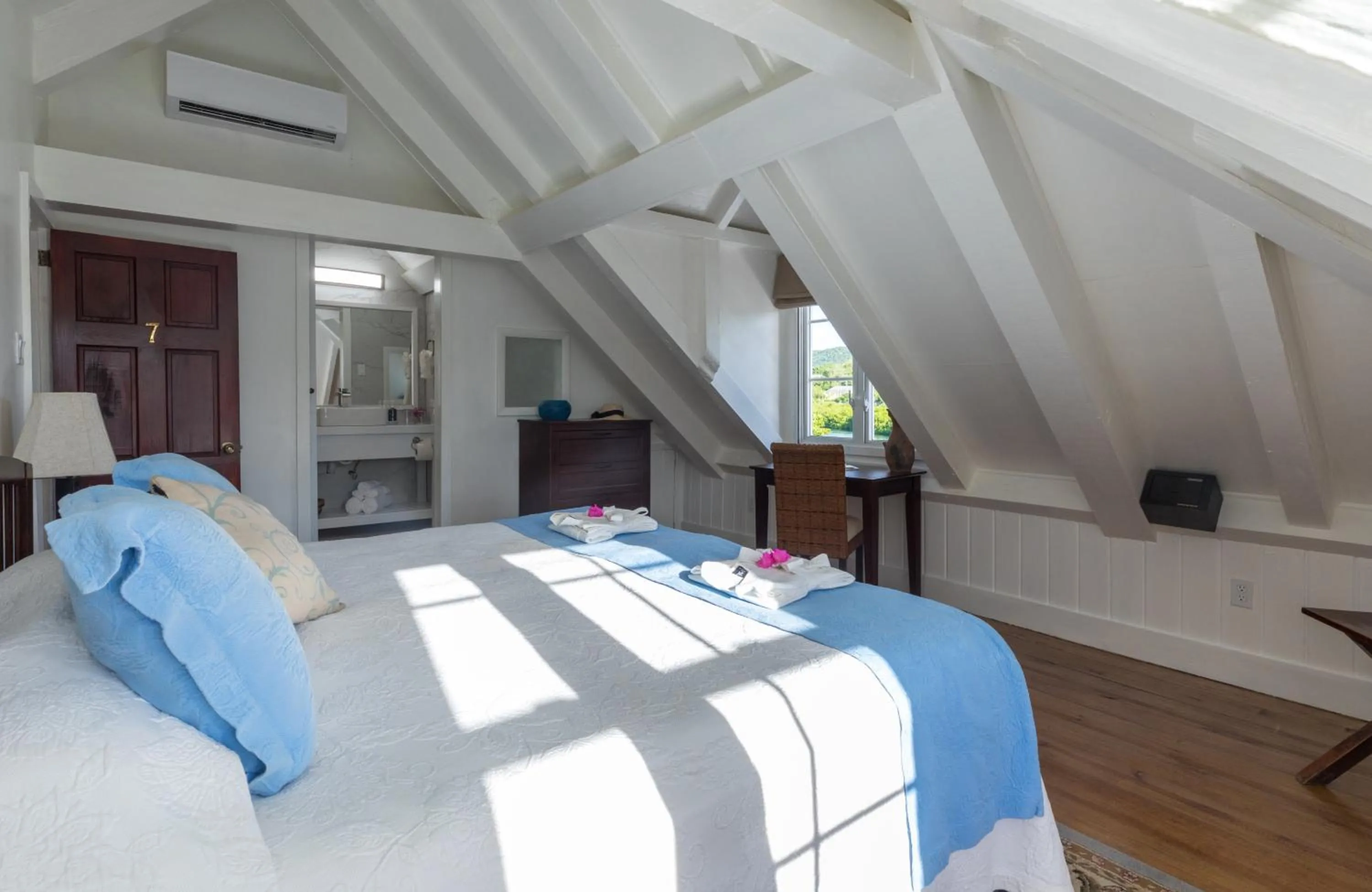 Bedroom, Bed in Admiral's Inn and Gunpowder Suites