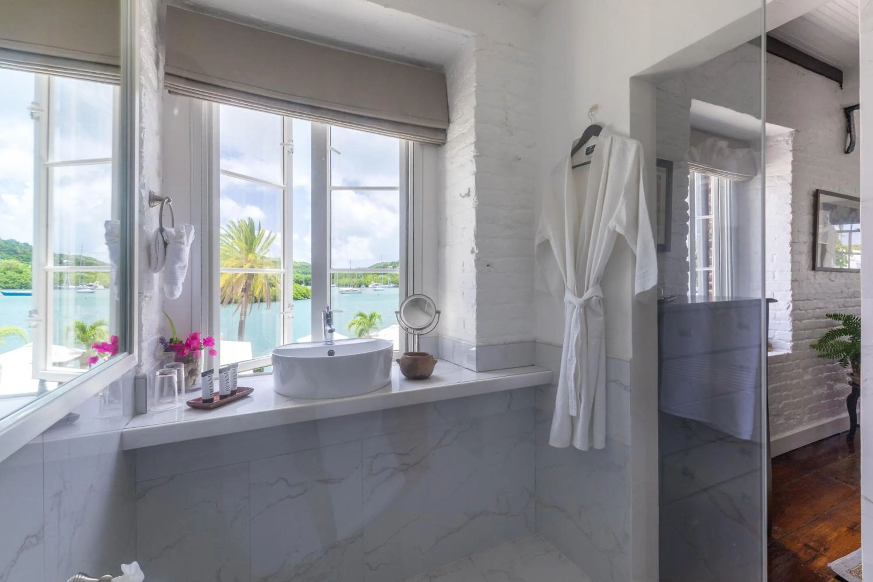 Bathroom in Admiral's Inn and Gunpowder Suites