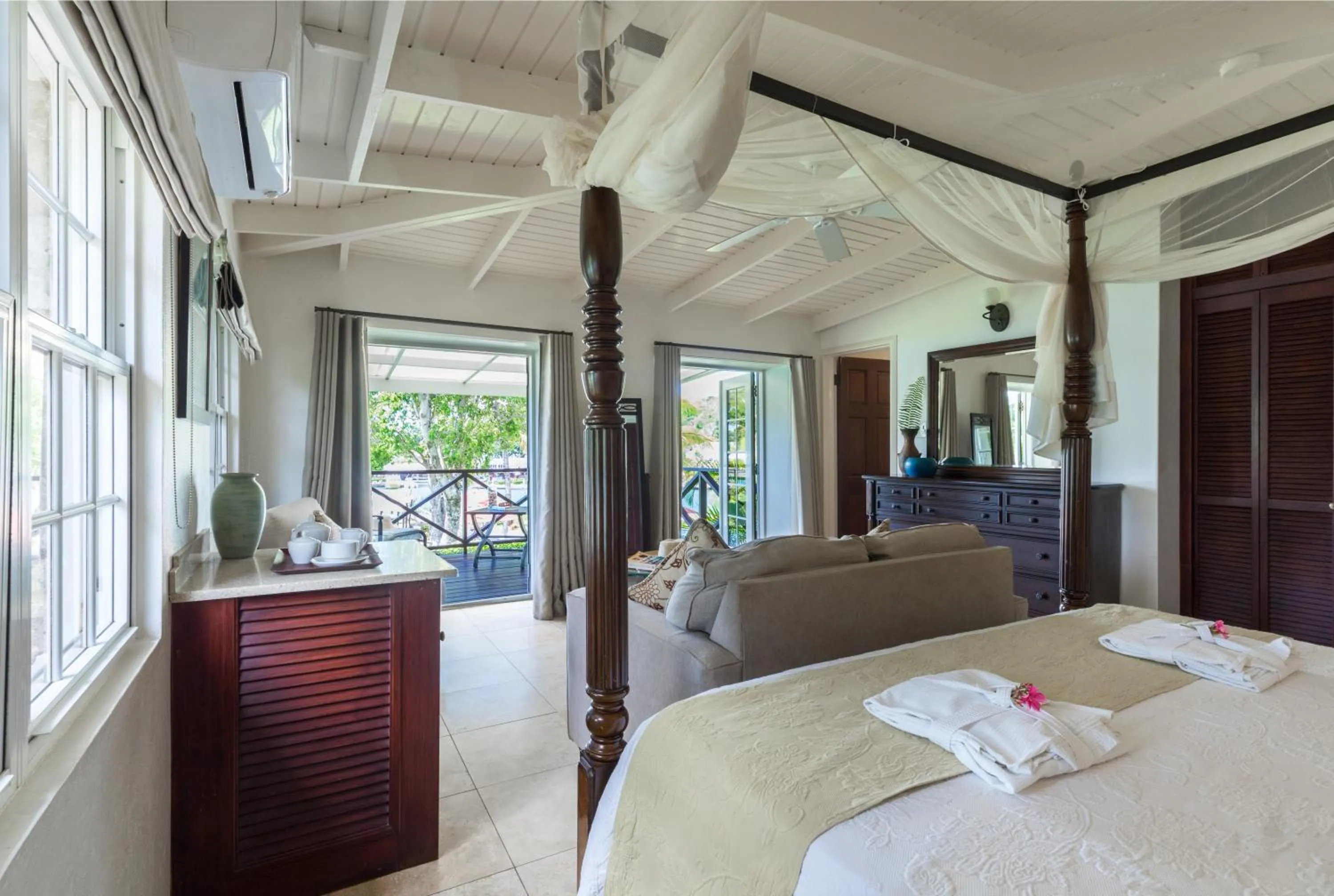 Bed in Admiral's Inn and Gunpowder Suites