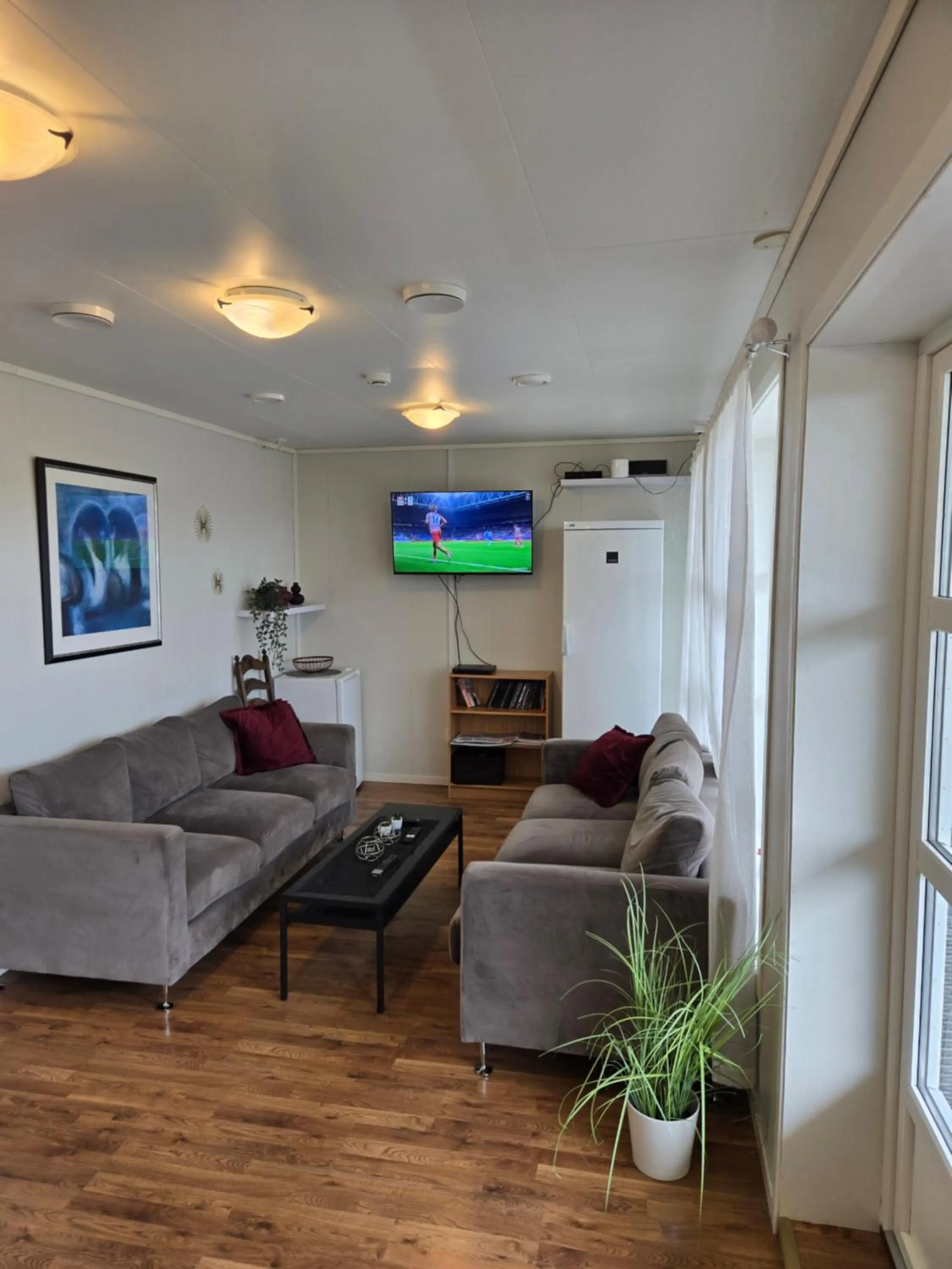 Communal lounge/ TV room in Vestavind hytter og rom AS