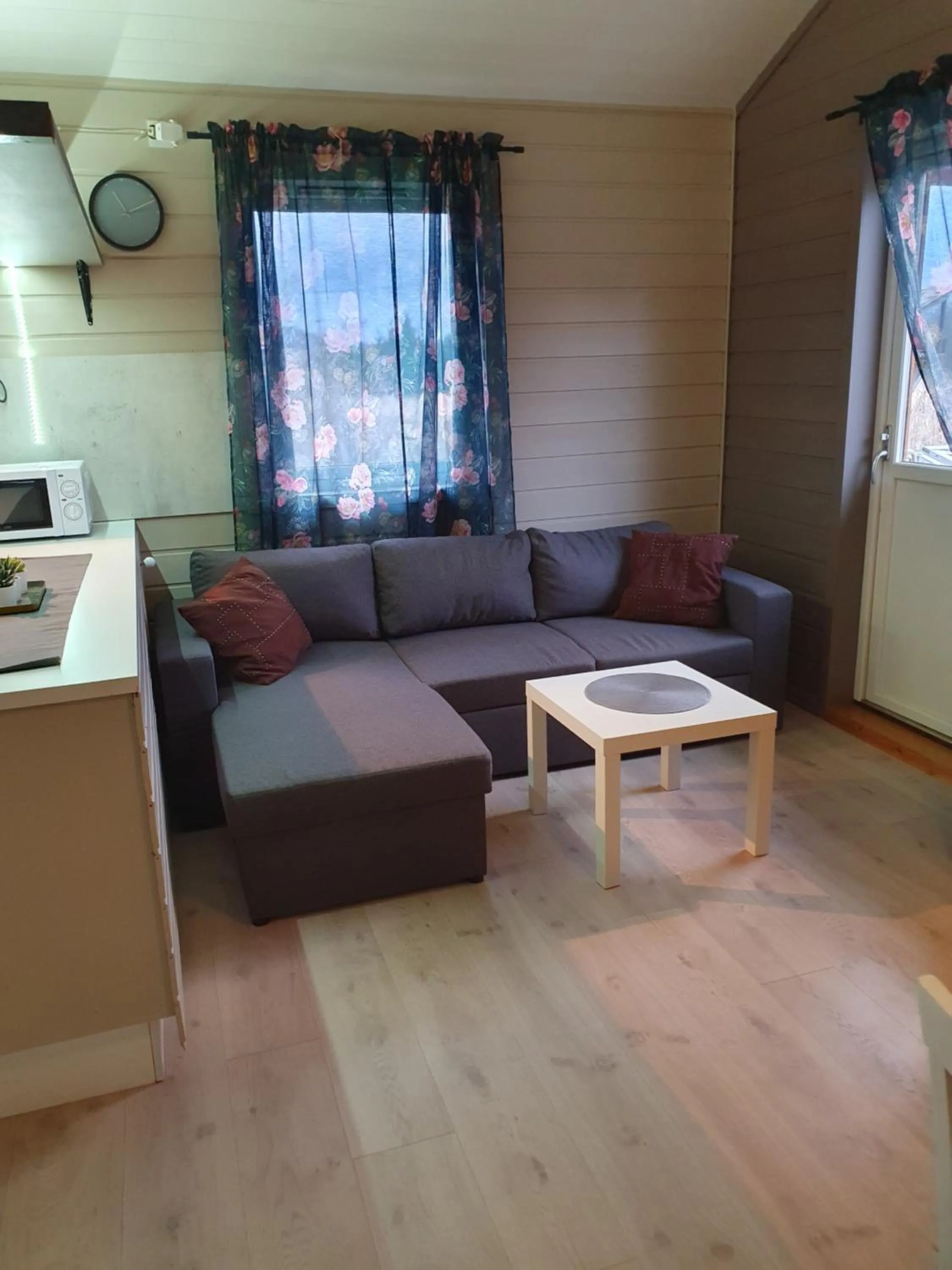 Communal lounge/ TV room in Vestavind hytter og rom AS