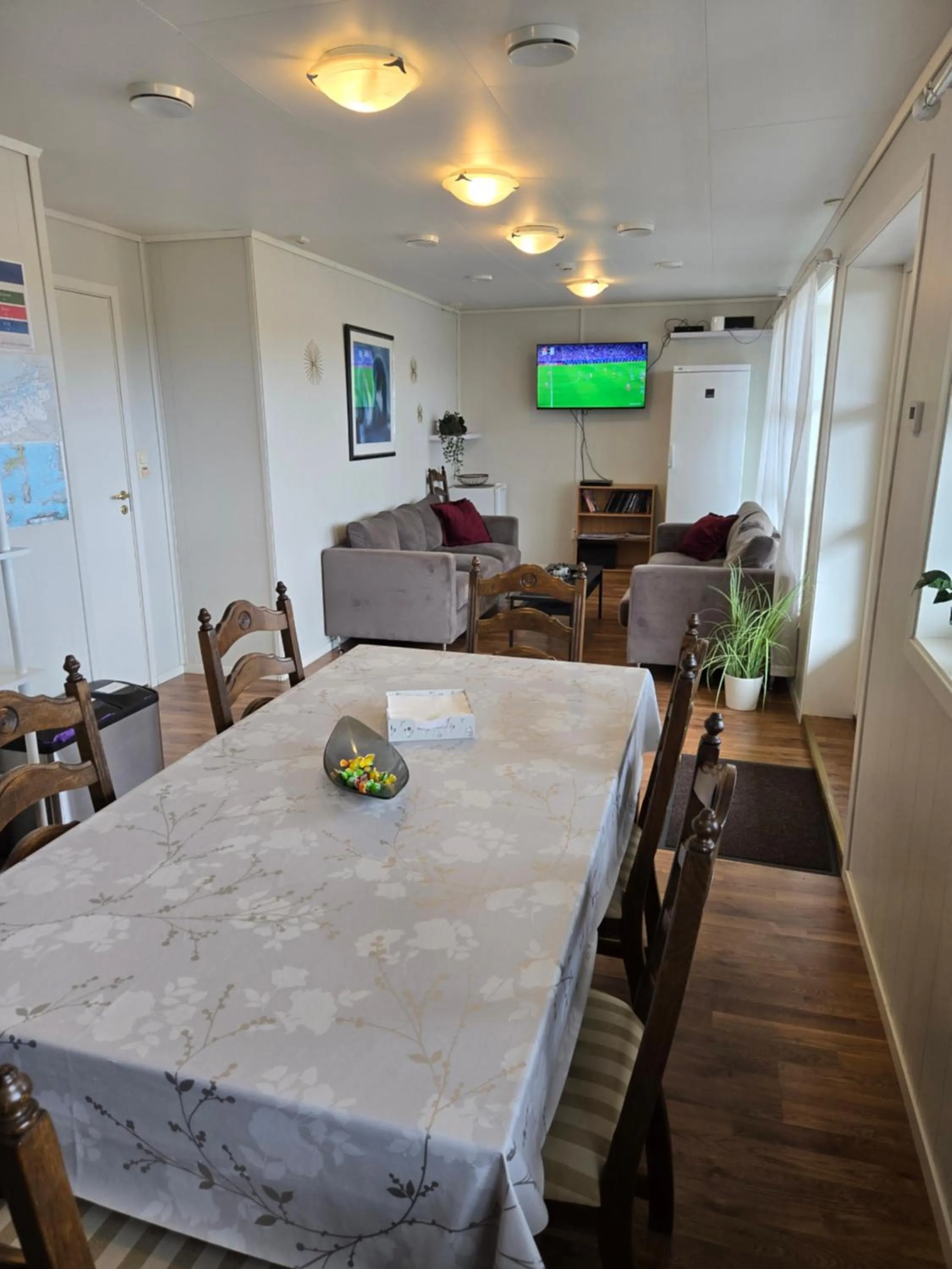 Communal lounge/ TV room in Vestavind hytter og rom AS