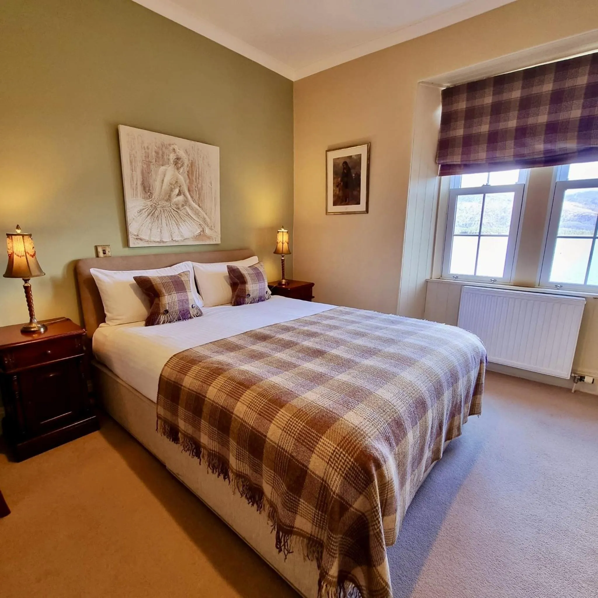 Property building, Bed in Loch Maree Hotel