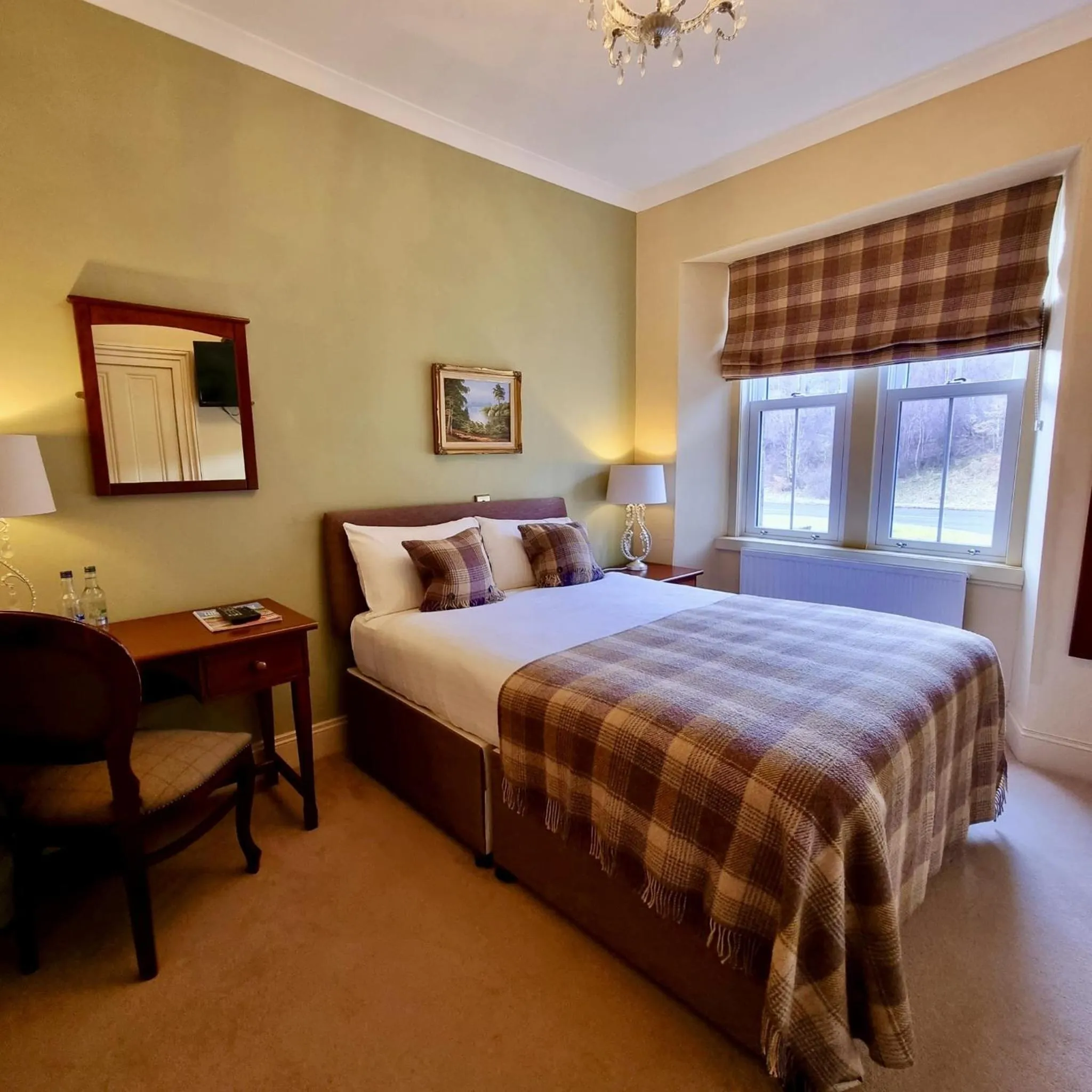 Property building, Bed in Loch Maree Hotel