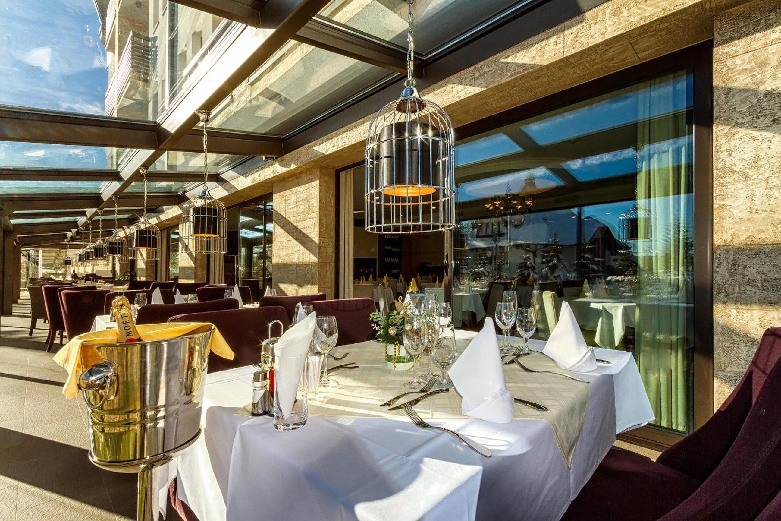 Restaurant/places to eat in Hotel MIR