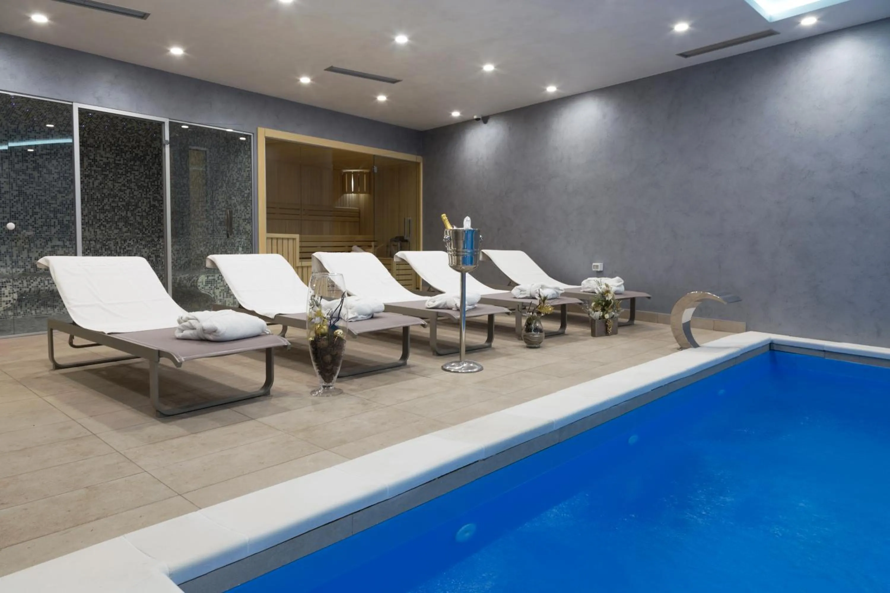 Swimming pool in Hotel MIR