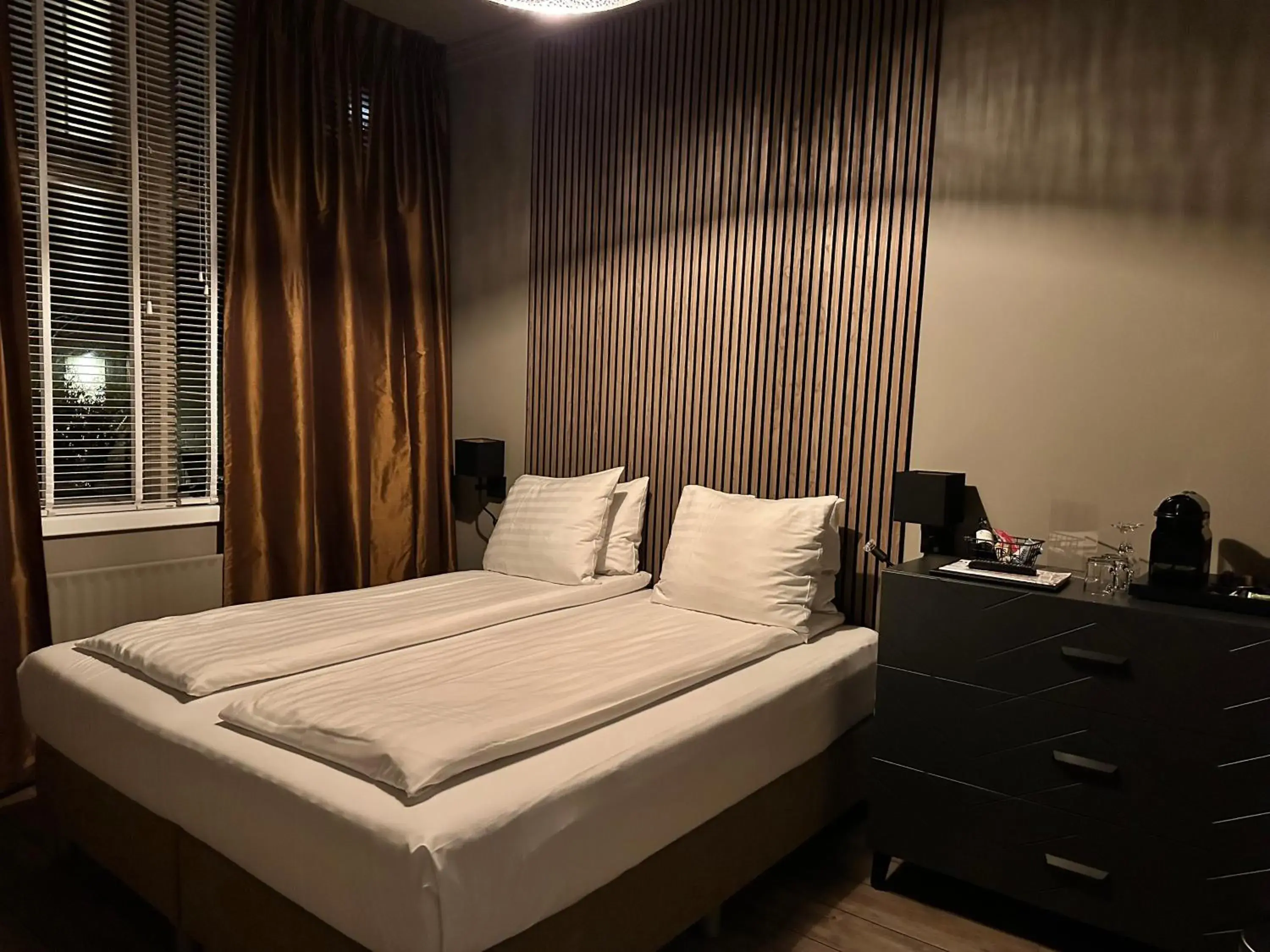 Small Double or Twin Room - single occupancy in Hotel Buren Small Double or Twin Room - single occupancy in Hotel Buren