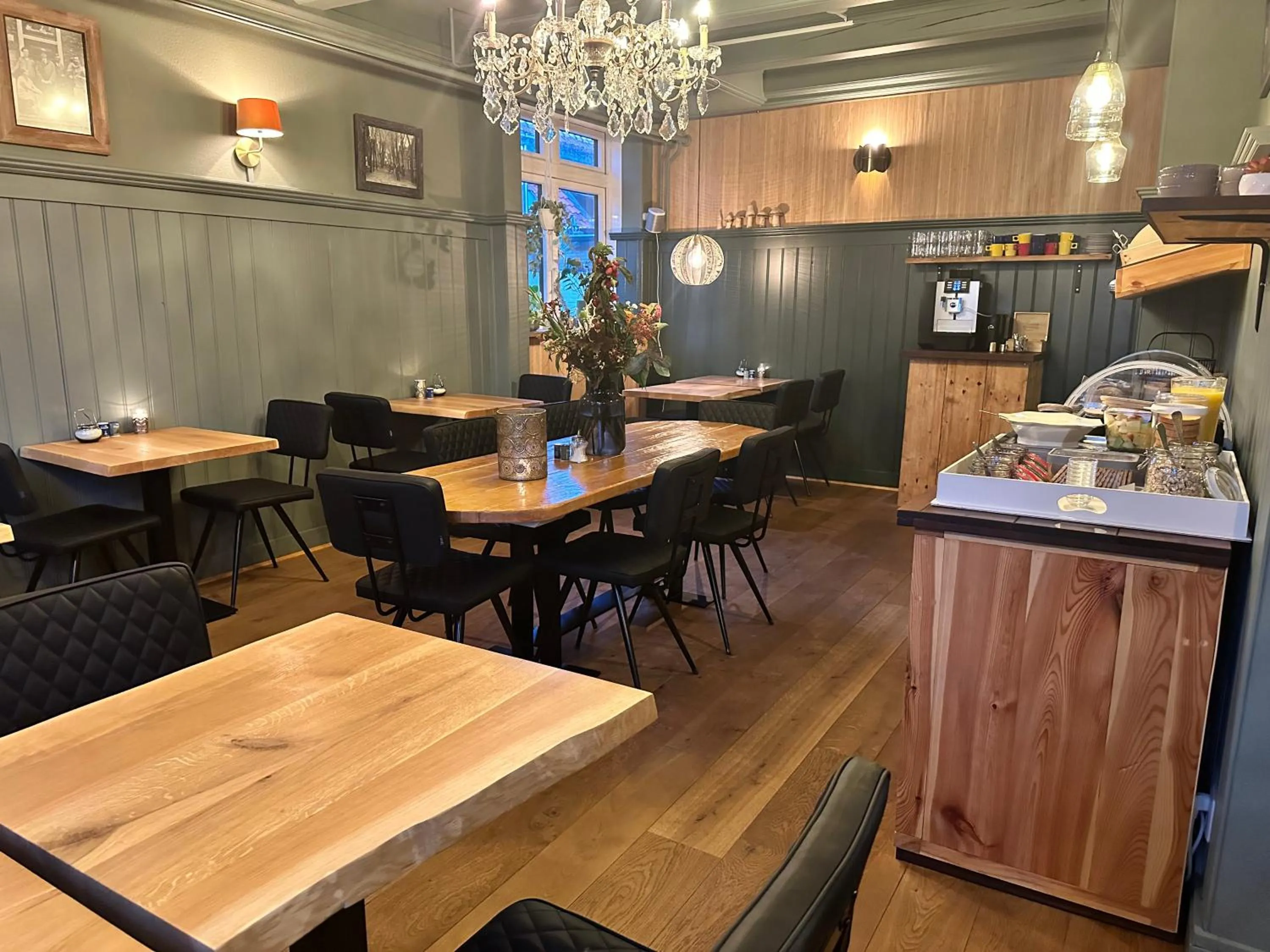 Restaurant/places to eat in Hotel Buren