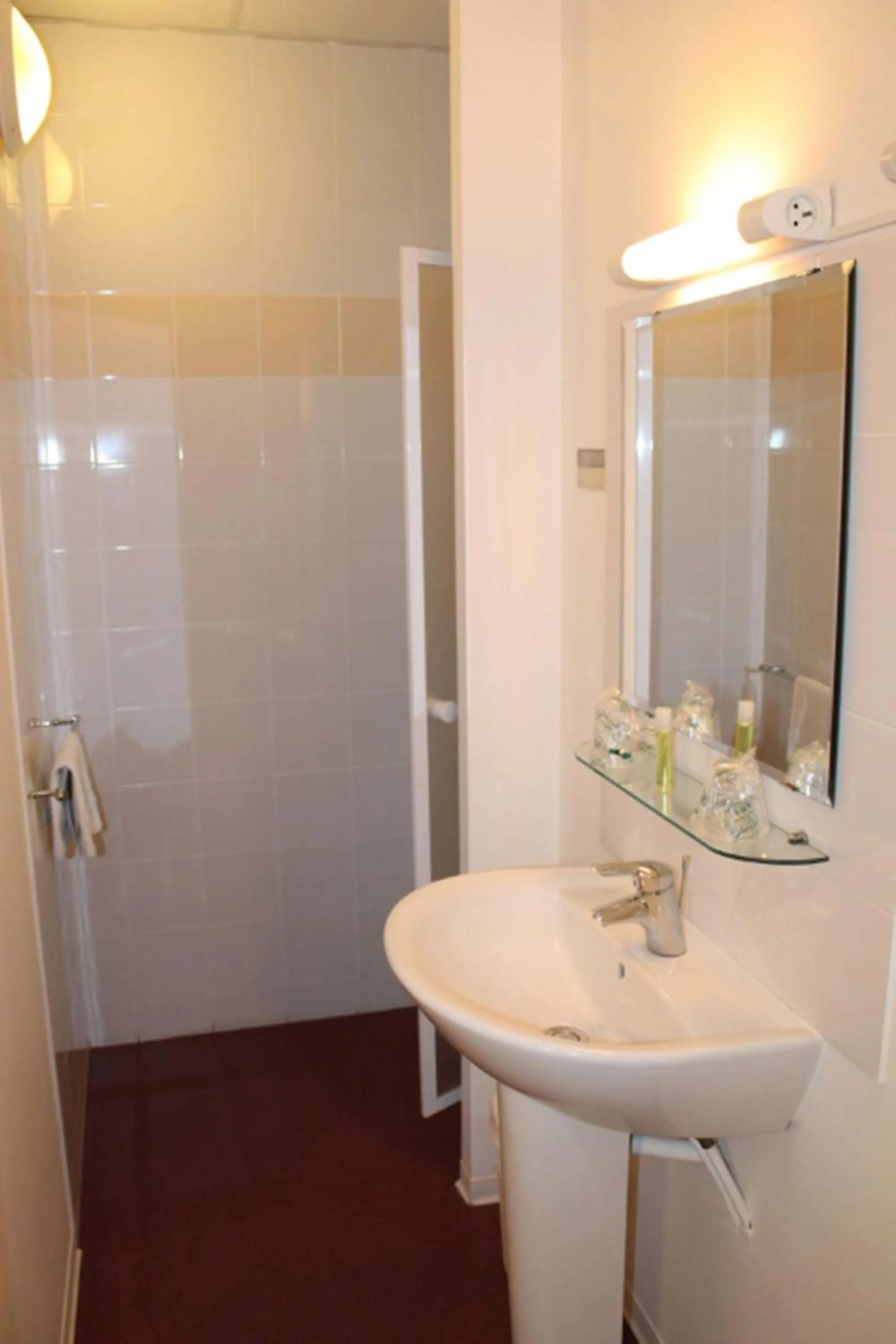 Bathroom in Brit Hotel MOTEL - Lyon L'Arbresle